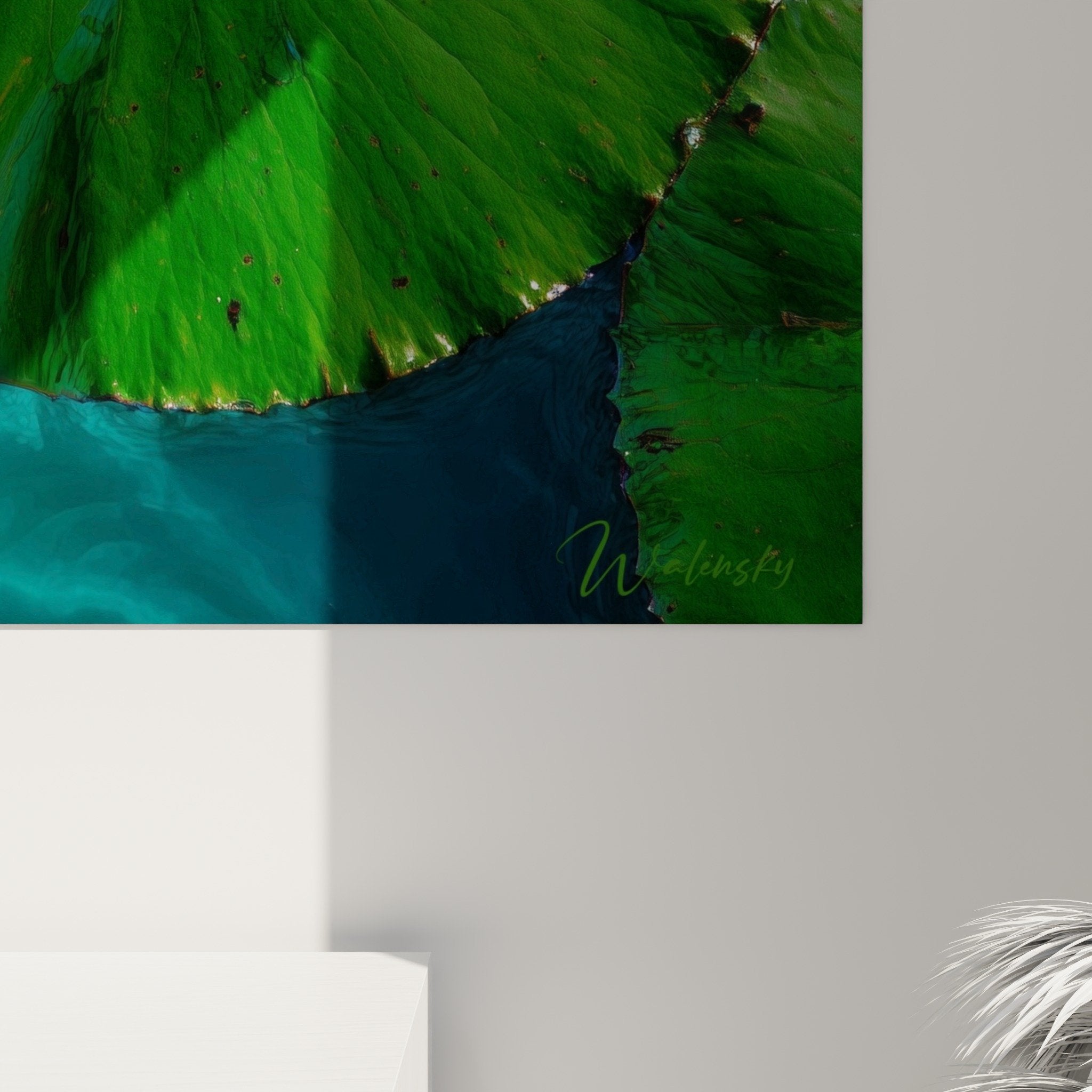 Vue d'ensemble tableau lotus blanc et feuillage vert sur eau turquoise dans intérieur contemporain