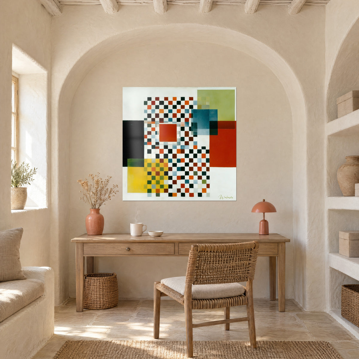 Cuadro con patchwork geométrico, gran superficie rojo ladrillo y franja negra, sobre una consola de madera en un estudio abovedado