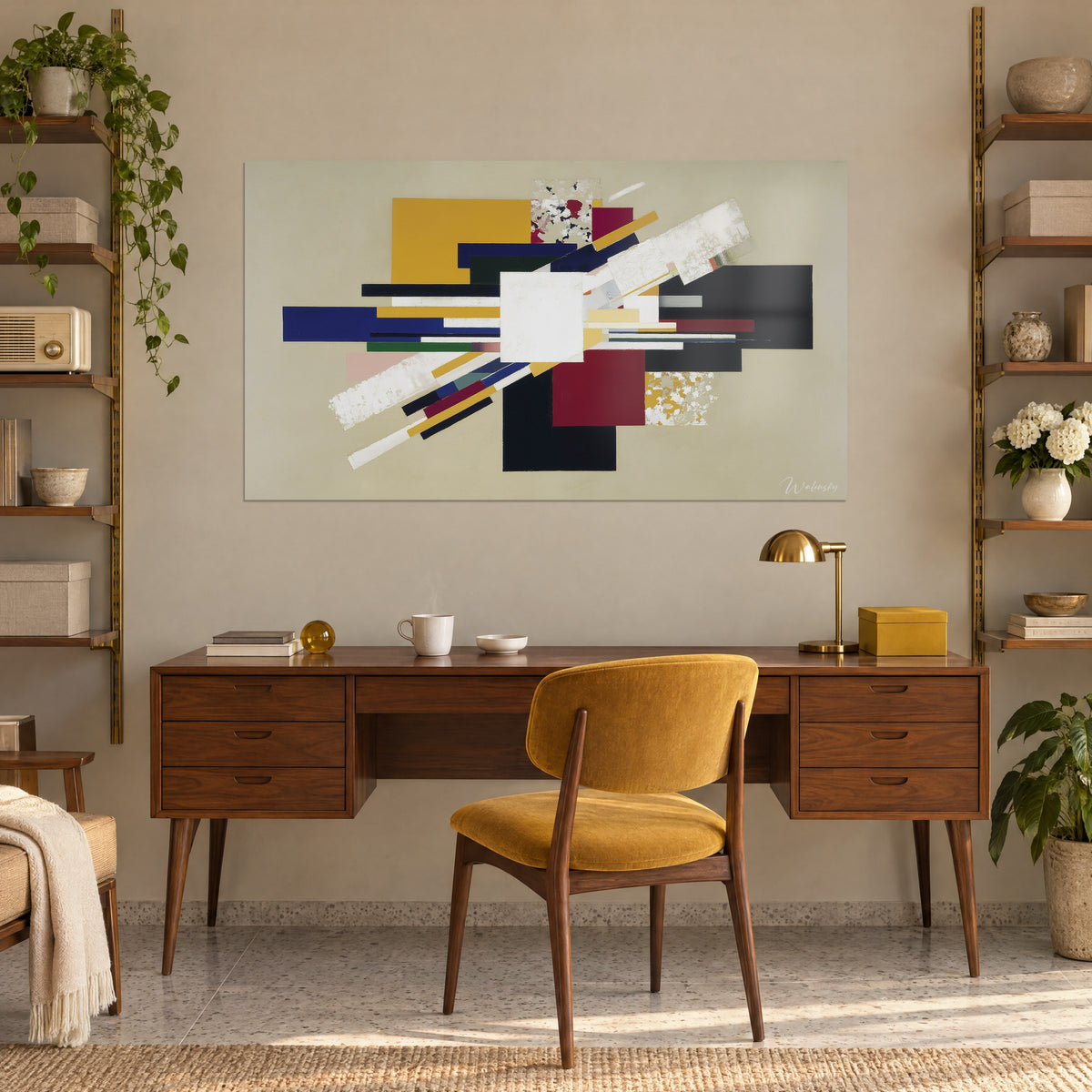 Cuadro composición gráfica de bandas azul marino, verde oscuro y rosa pálido alrededor de un cuadrado blanco, fondo beige, en una pared de oficina, silla mostaza