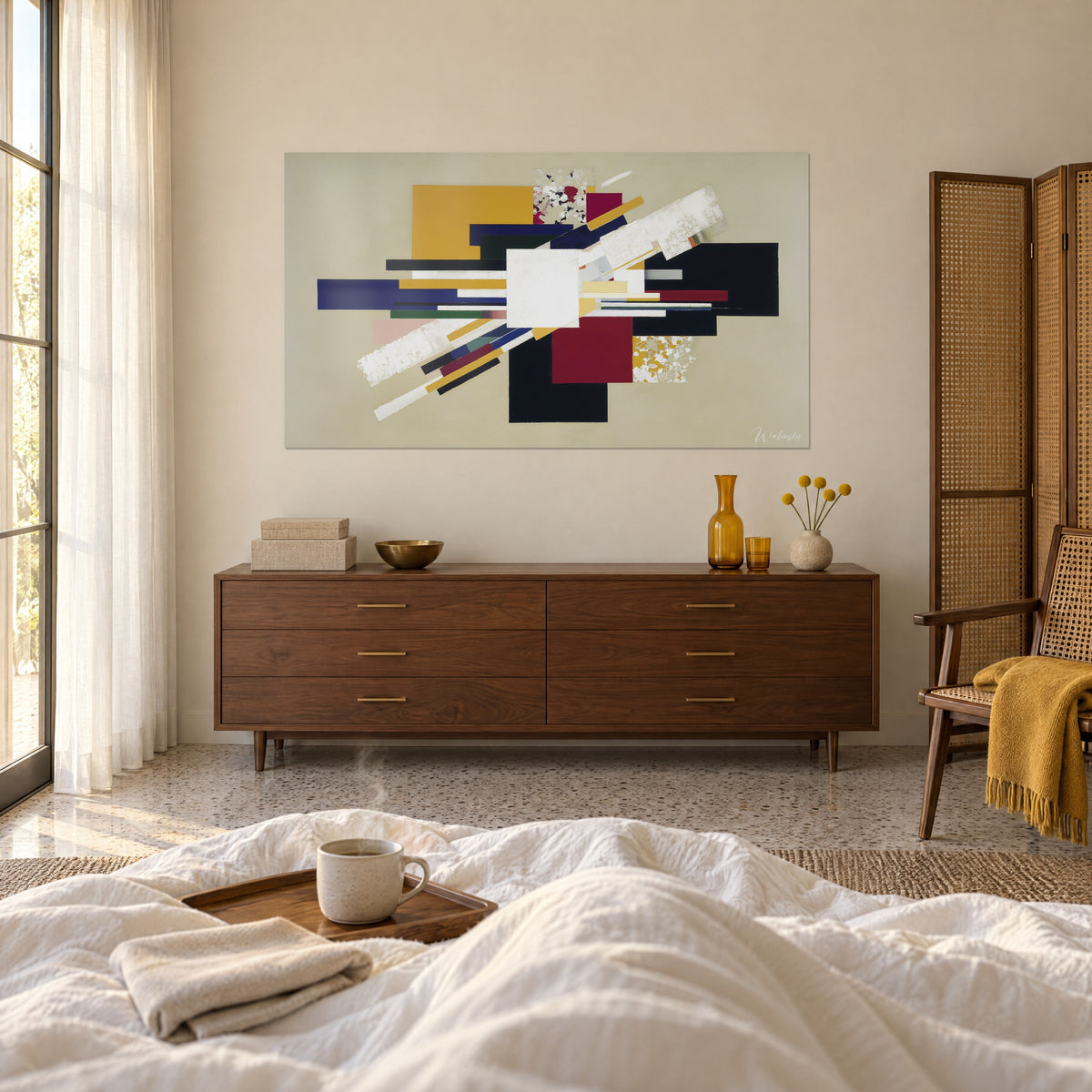 Cuadro de arte constructivista, placas burdeos, azul marino y amarillo dorado alrededor de un cuadrado blanco, encima de una cama en un dormitorio luminoso