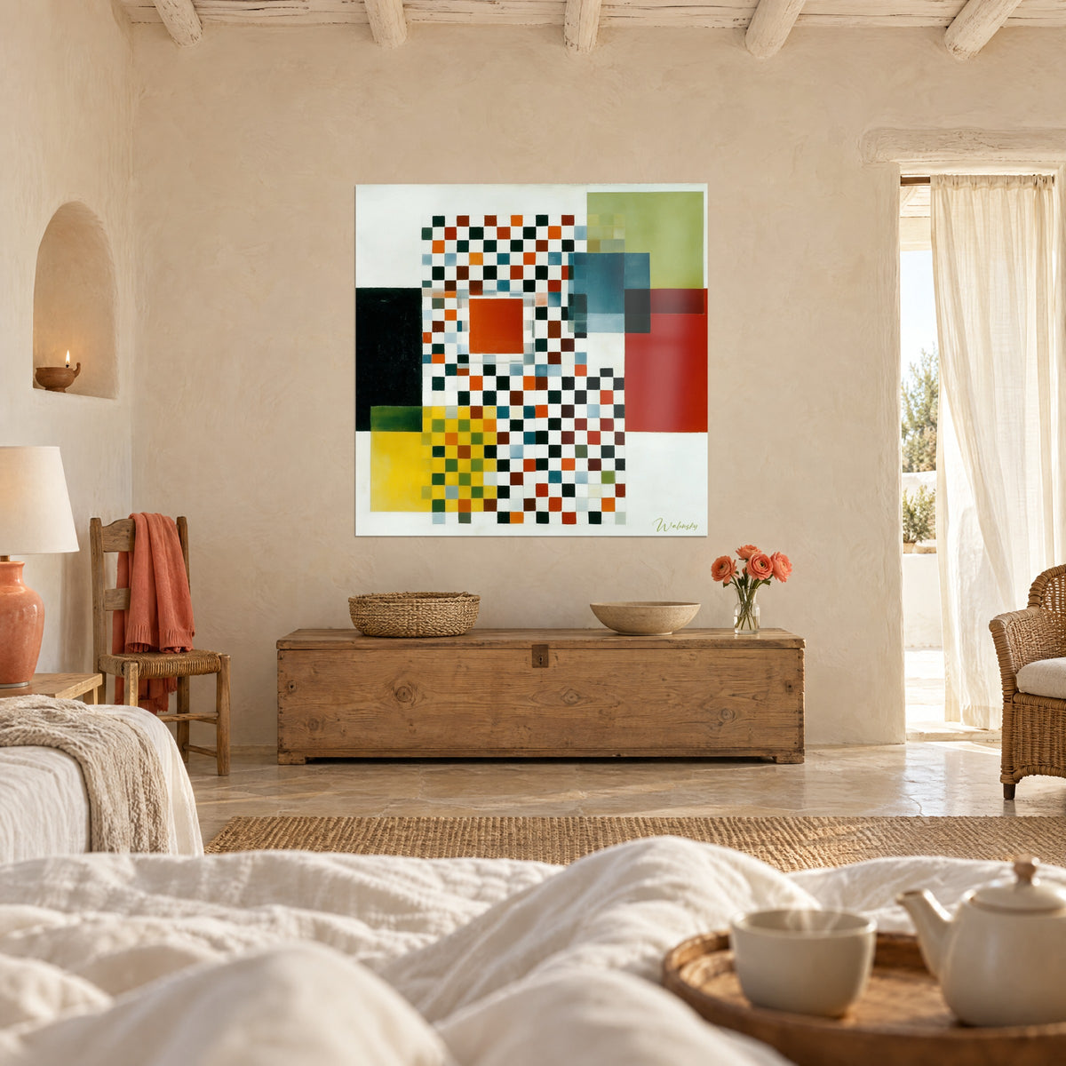 Cuadro con un mosaico abstracto de pequeños cuadrados óxido y negros, bloque amarillo limón, sobre una cama en un dormitorio luminoso