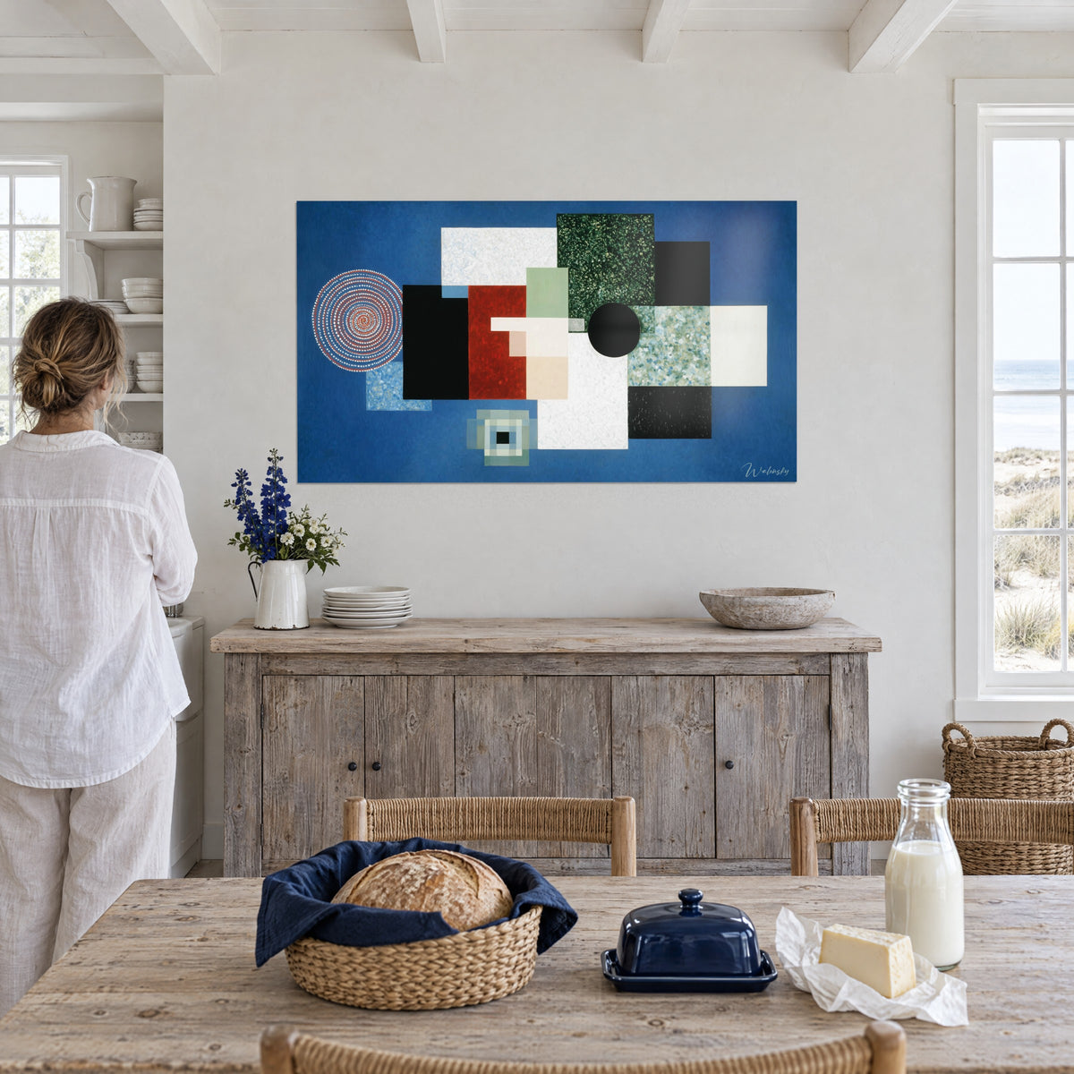 Cuadro de planos superpuestos en crema, negro y rojo carmín sobre azul profundo, espiral blanca a la izquierda, en la pared de un comedor