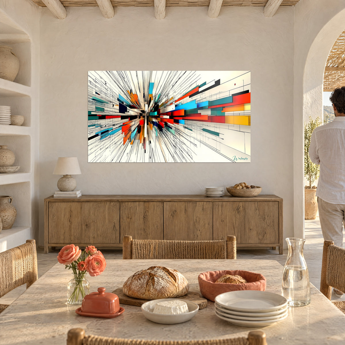 Tableau faisceau de traits noirs fins et blocs orange, bleu et jaune moutarde, mur beige d'une salle à manger, deux silhouettes à l'arrière-plan