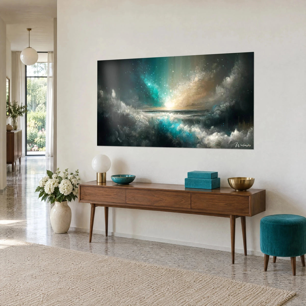 Tableau cosmos abstrait aux étoiles scintillantes, brume sable et vert émeraude vers l'horizon, sur un mur beige, console en bois