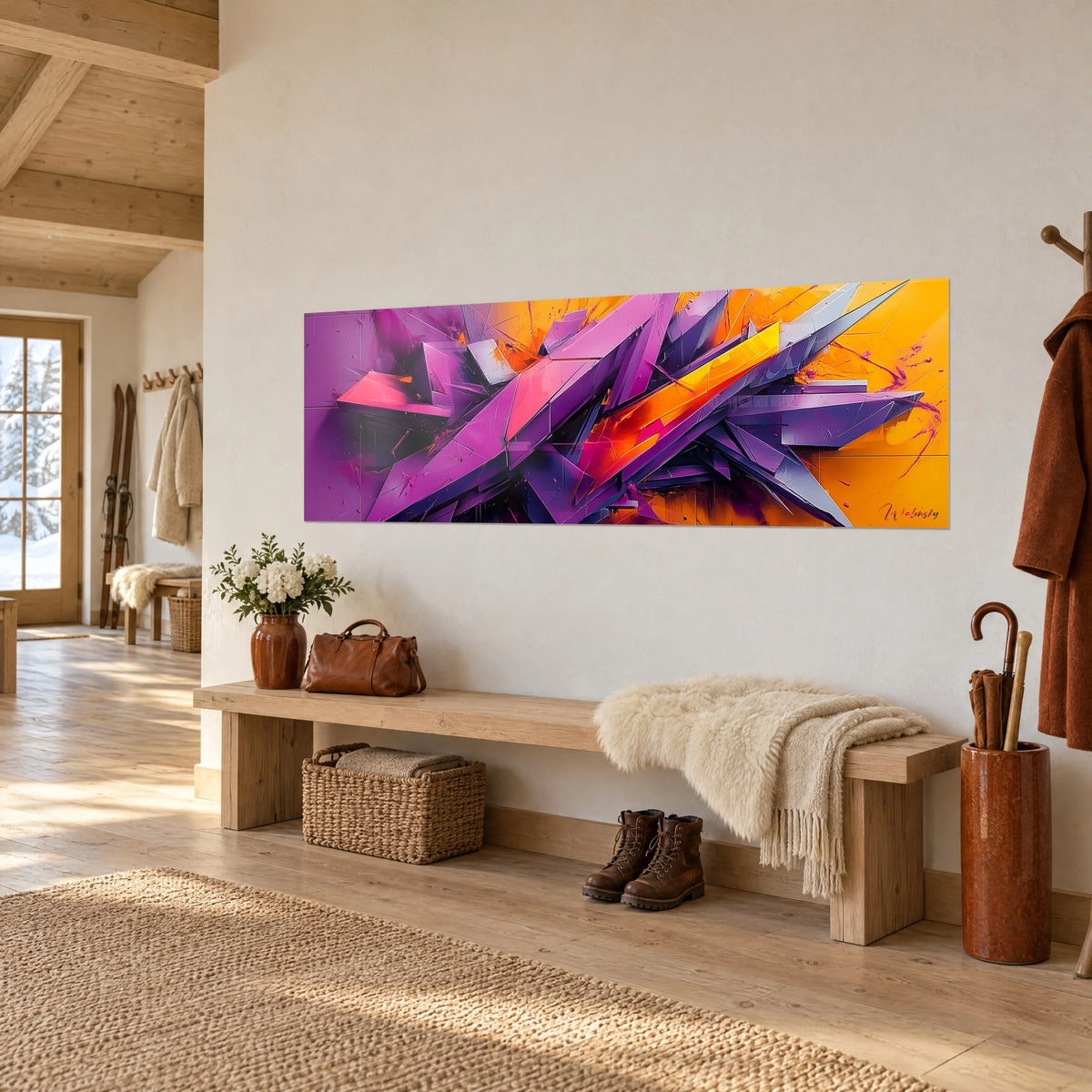 Cuadro con láminas cristalinas en púrpura y fucsia, salpicaduras naranjas, sobre una pared blanca junto a un banco de madera