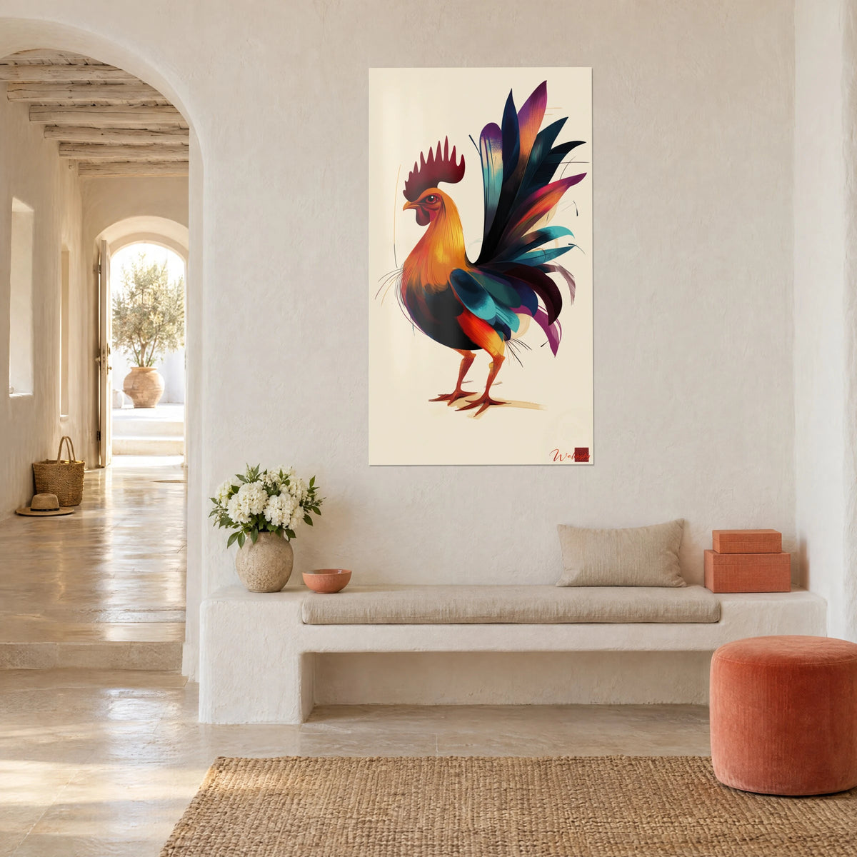 Gemälde stilisierter Hahn, leuchtend orangefarbene Brust und lange nachtblaue Schwanzfedern, gegenüber einer gekalkten Bank, mediterranes Haus
