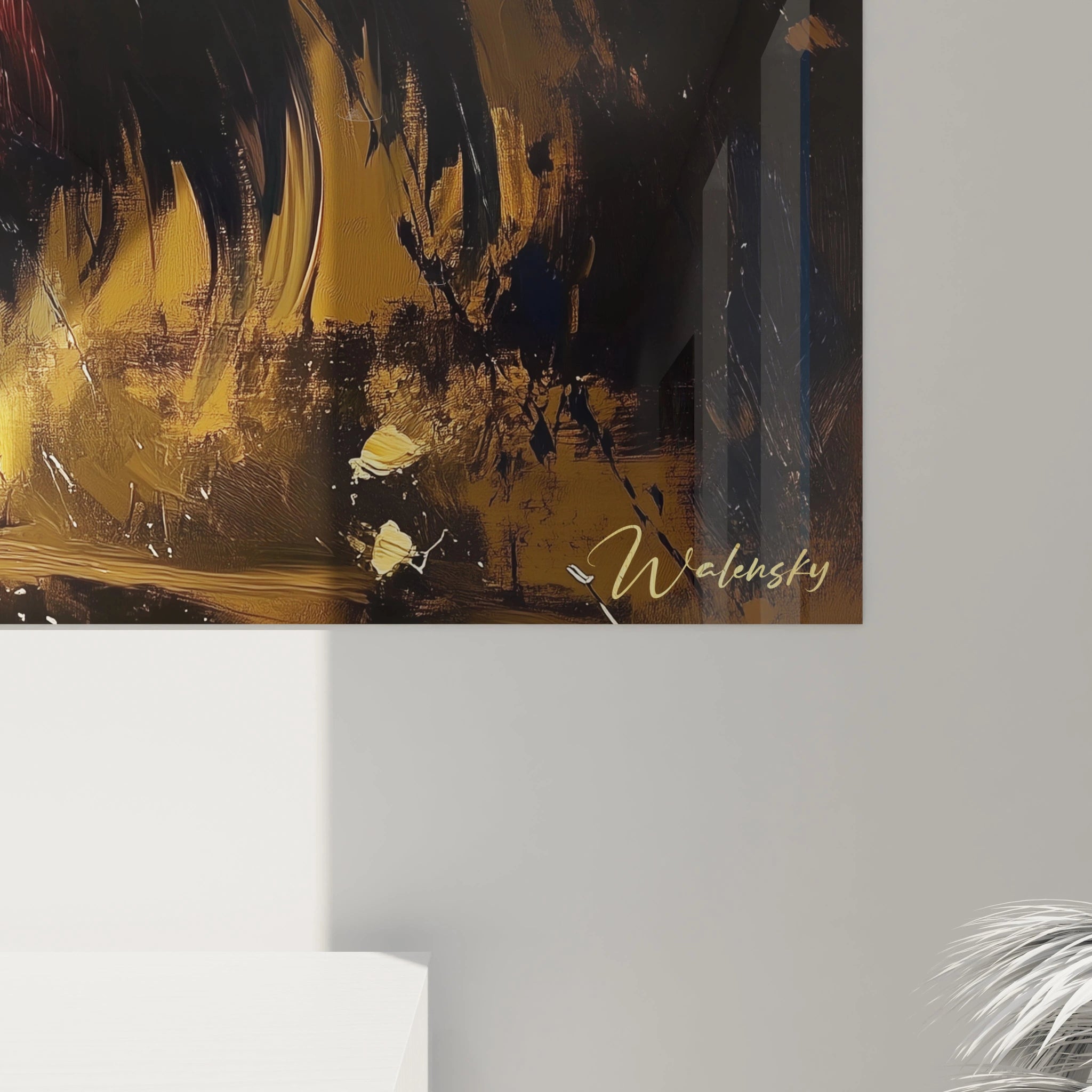 Un tableau coq détaillé montrant l'animal en position d'alerte, avec une tête haute surmontée d'une crête rouge éclatante. Les teintes contrastées de blanc, noir, bleu et or se mêlent sur son plumage texturé. Le fond aux couleurs chaudes est travaillé en couches superposées.