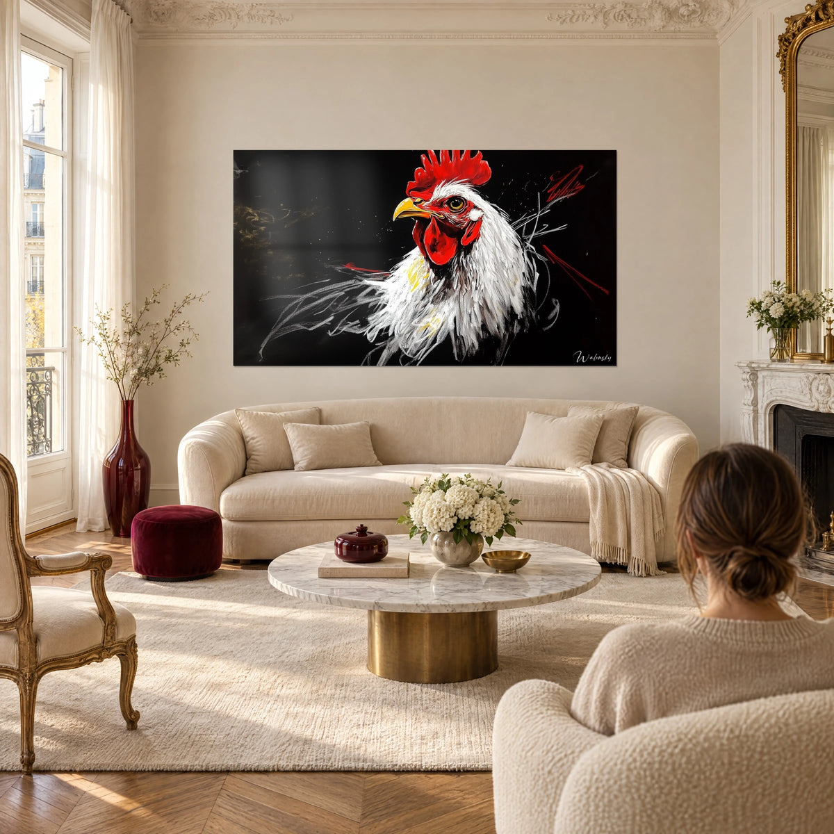 Cuadro gallo blanco con cresta roja sobre fondo negro, pico amarillo y plumas trazadas, encima de un sofá en un salón luminoso