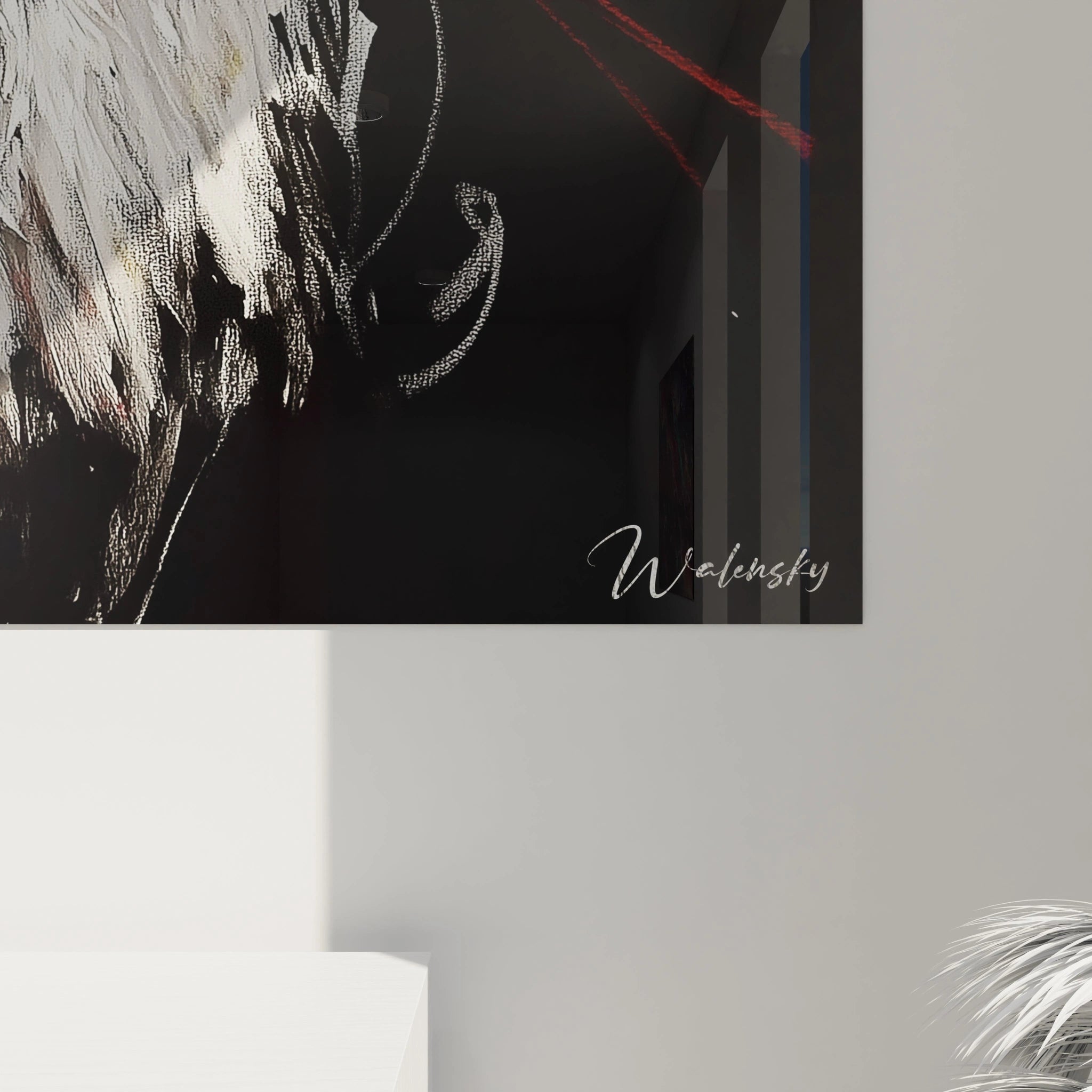 Un tableau coq au style contemporain montrant un portrait rapproché d'un coq blanc, sa crête rouge dressée et son œil vif créant une présence imposante, avec des coups de pinceau expressifs rendant le mouvement des plumes sur un fond noir absorbant.