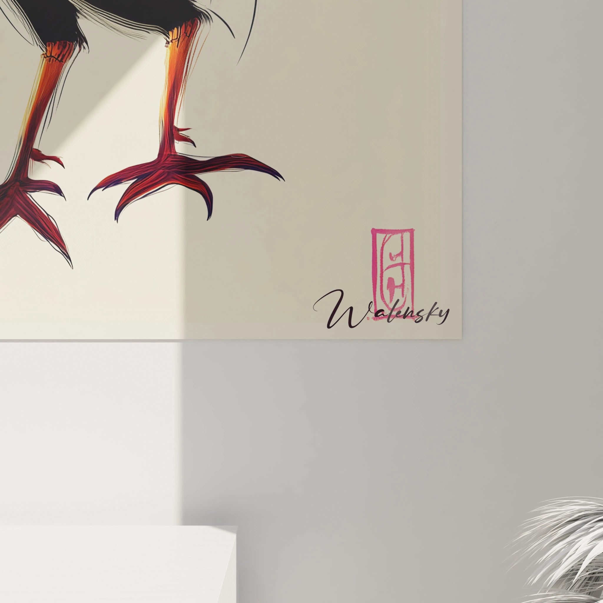 Un tableau coq coloré illustrant un volatile domestique sur fond neutre. Les teintes orange du corps s'opposent harmonieusement aux bleus et violets des plumes de queue, créant un effet dynamique renforcé par des lignes souples et élancées.