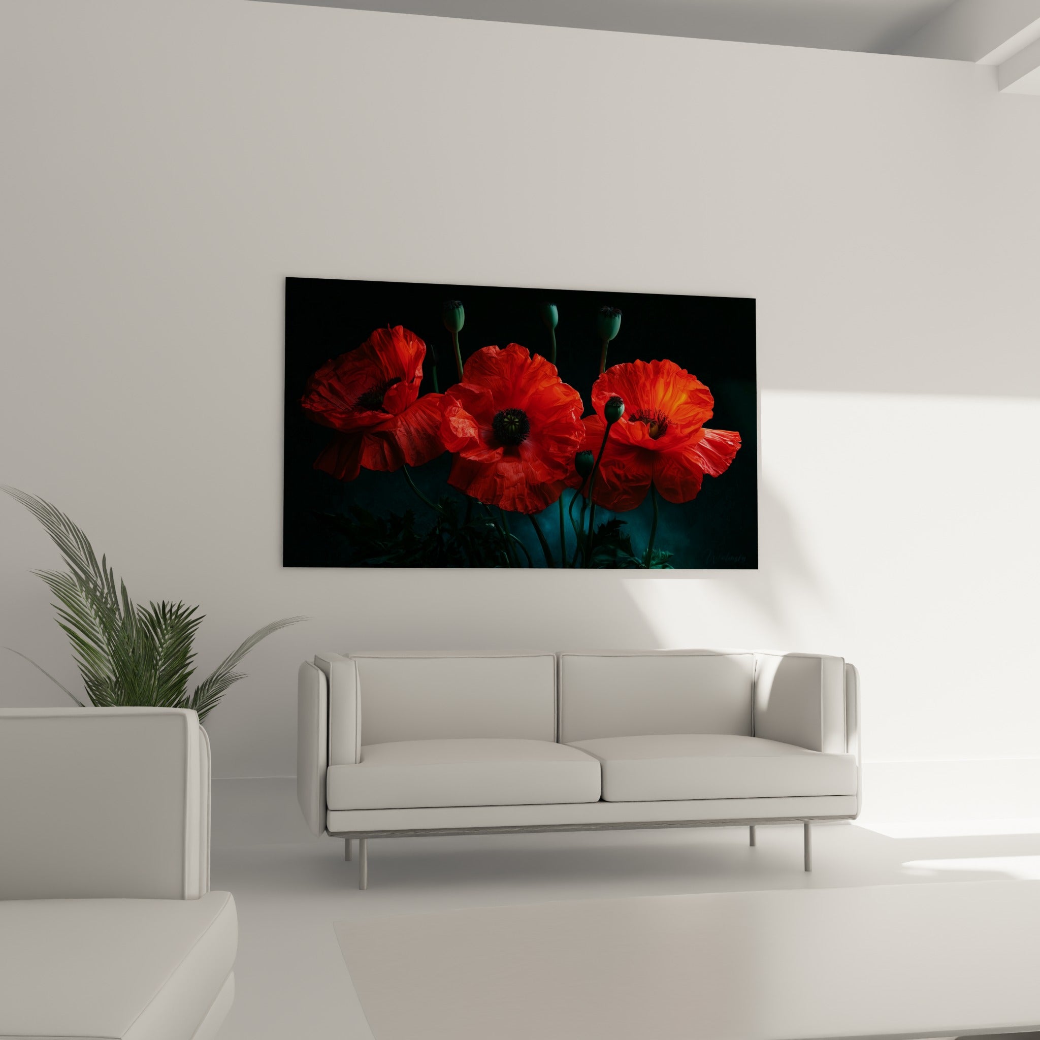 Bouquet de coquelicots rouges et bourgeons verts accroché au-dessus d'un canapé dans un salon lumineux