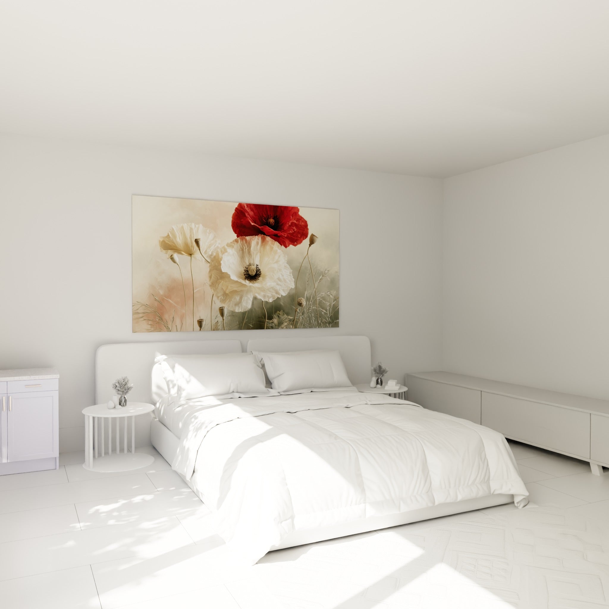 Pétales froissés rouge et blanc du coquelicot au-dessus d'un lit dans une chambre claire