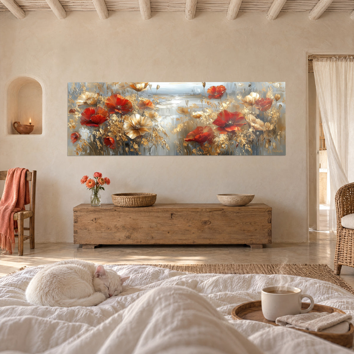 Quadro corolle rosso vermiglione e avorio dorato dipinte a spatola, fondo grigio perla, sopra un letto in una camera luminosa