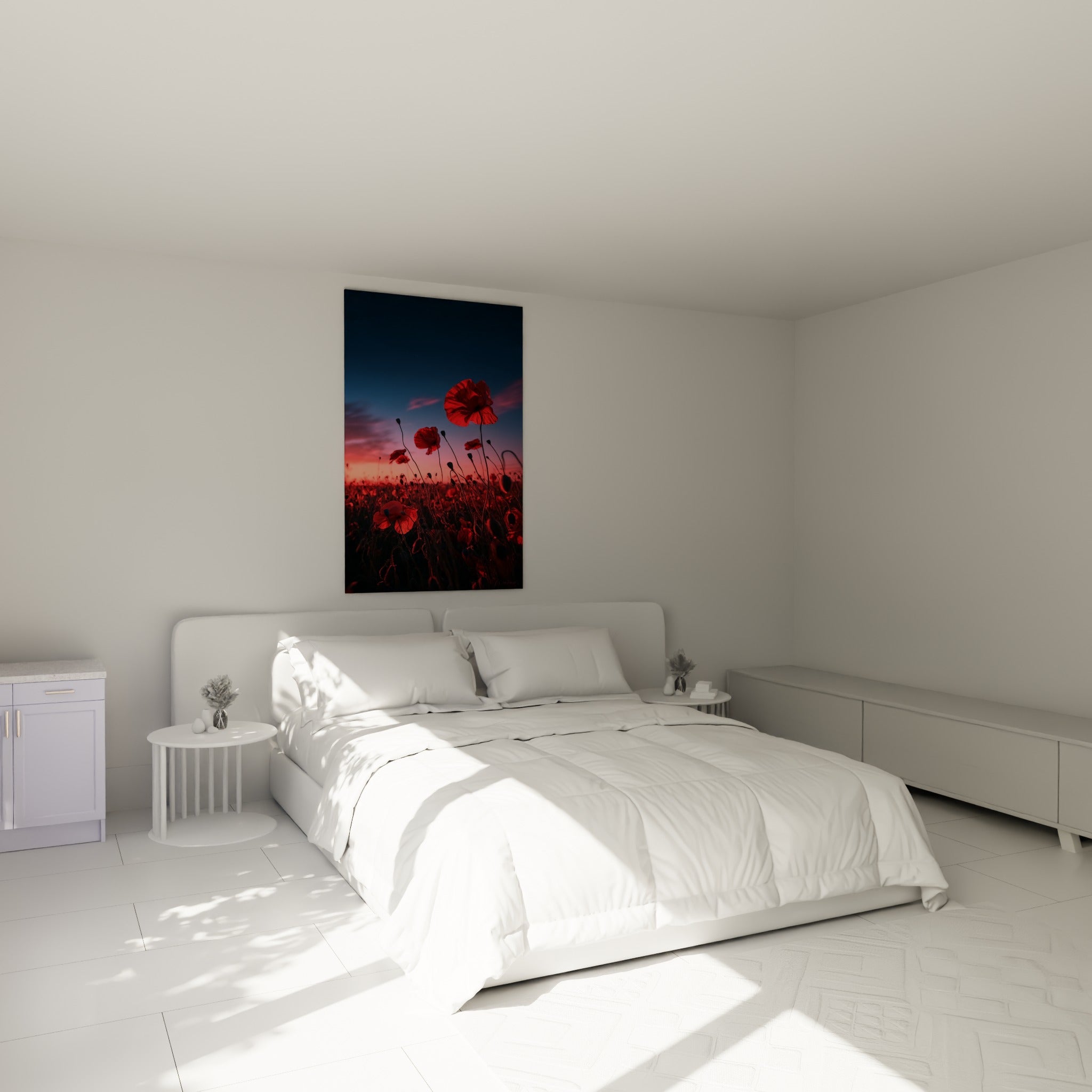 Fleurs de coquelicot rouge vif sur fond bleu nuit, accrochées au-dessus d'un lit dans une chambre claire