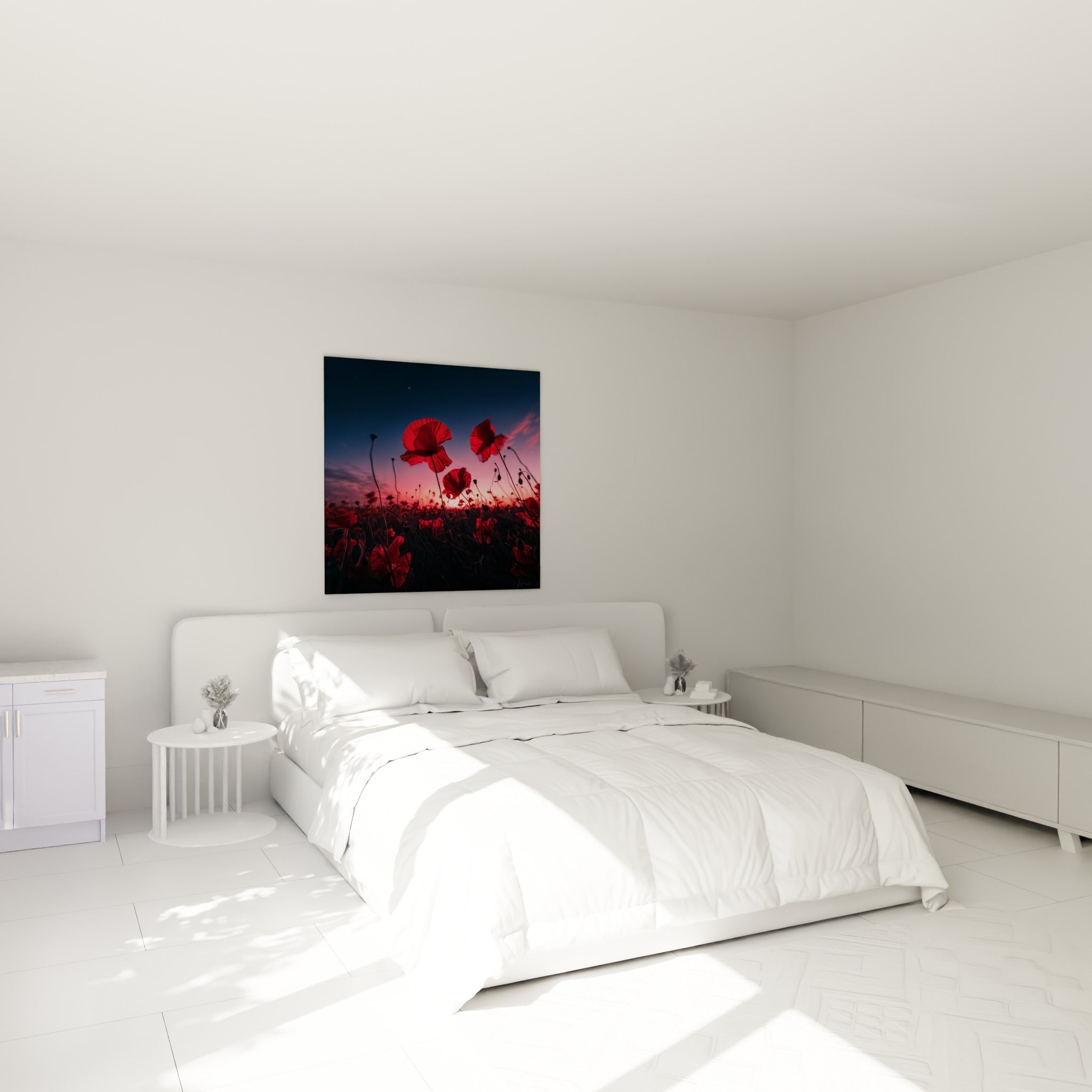 Fleurs de coquelicot rouge et ciel rose crépusculaire au-dessus d'un lit dans une chambre claire