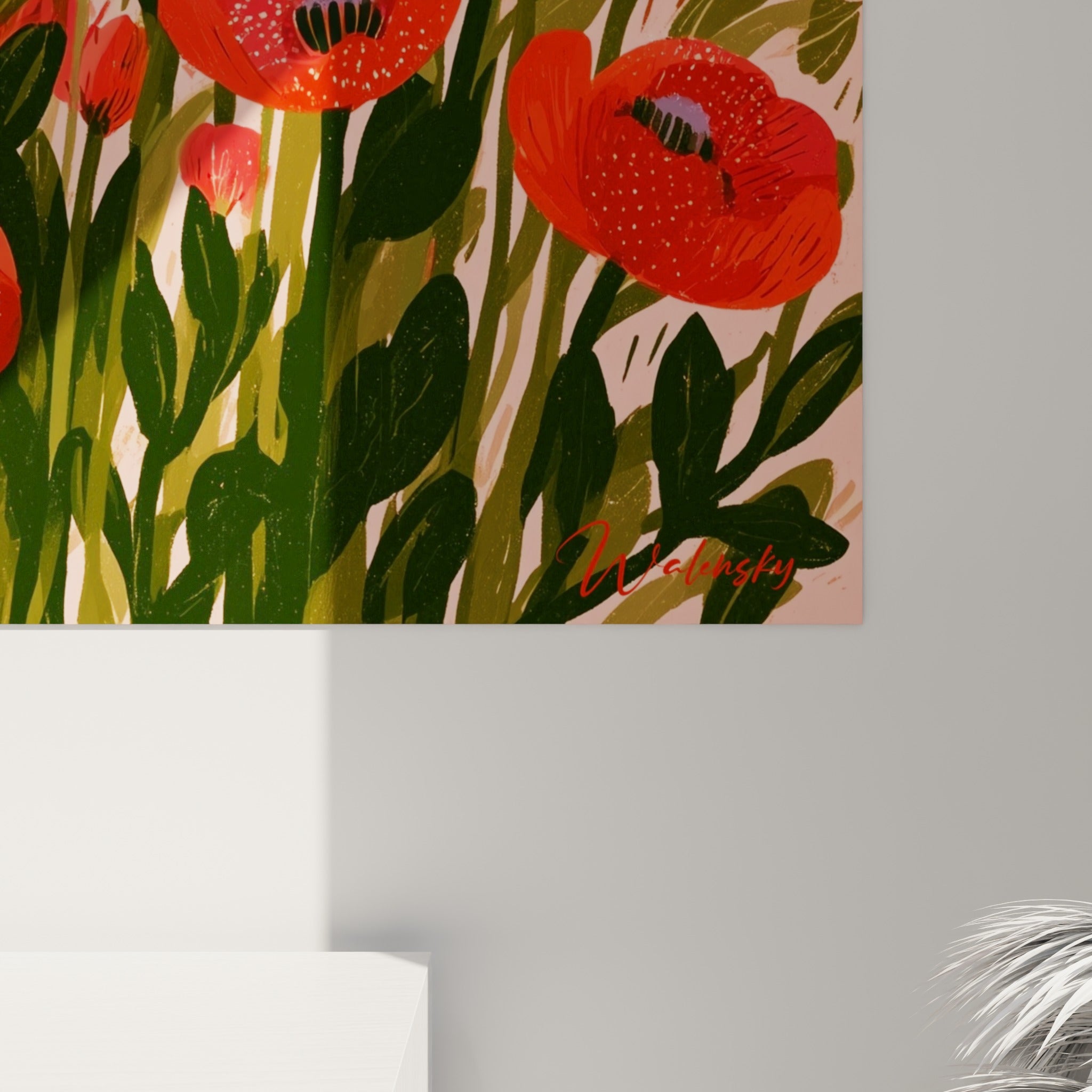 Détail des pétales rouges et du feuillage vert olive du tableau coquelicot, grain et traits d'encre visibles