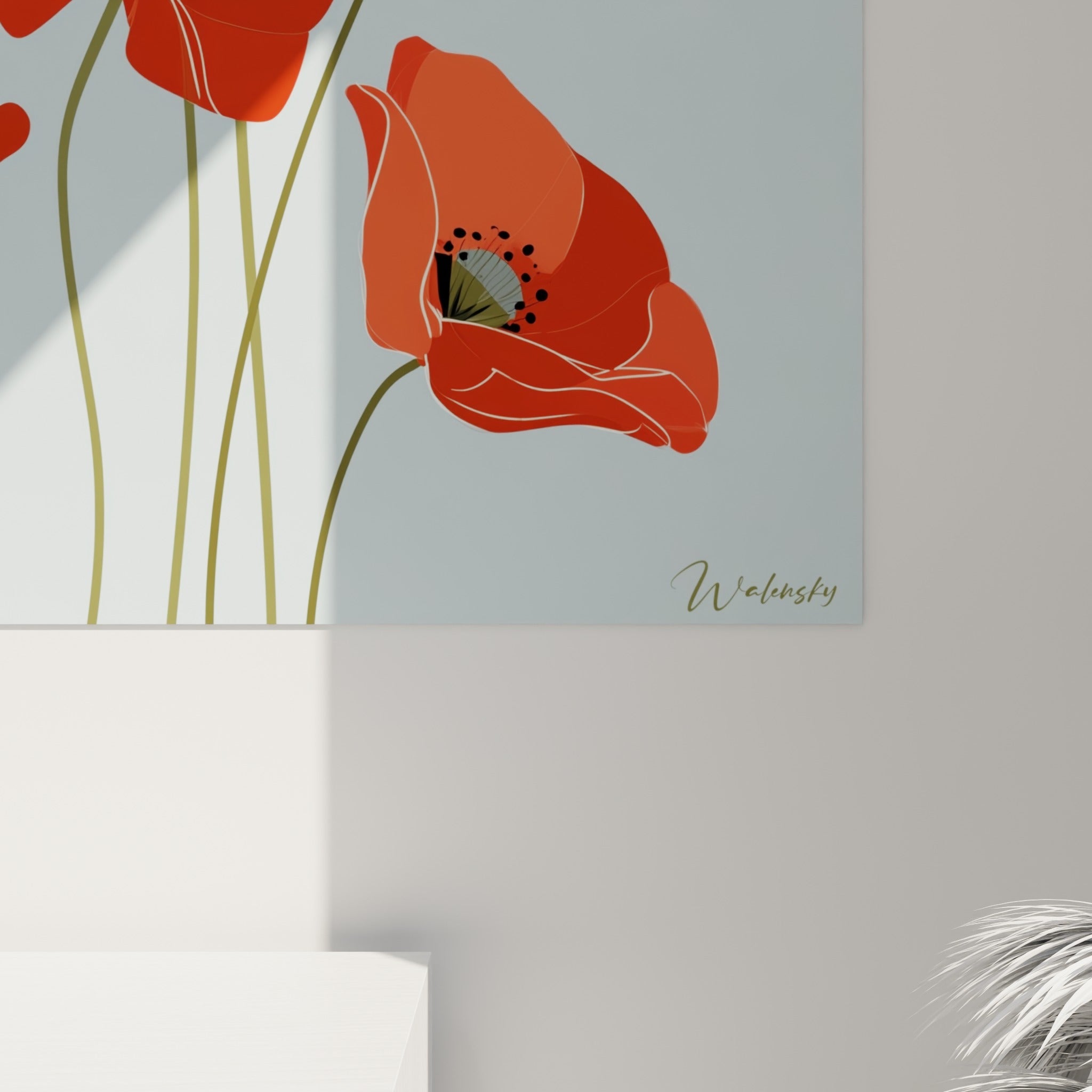 Détail des pétales rouge orangé du coquelicot, nervures blanches fines et cœur noir sur fond bleu pastel