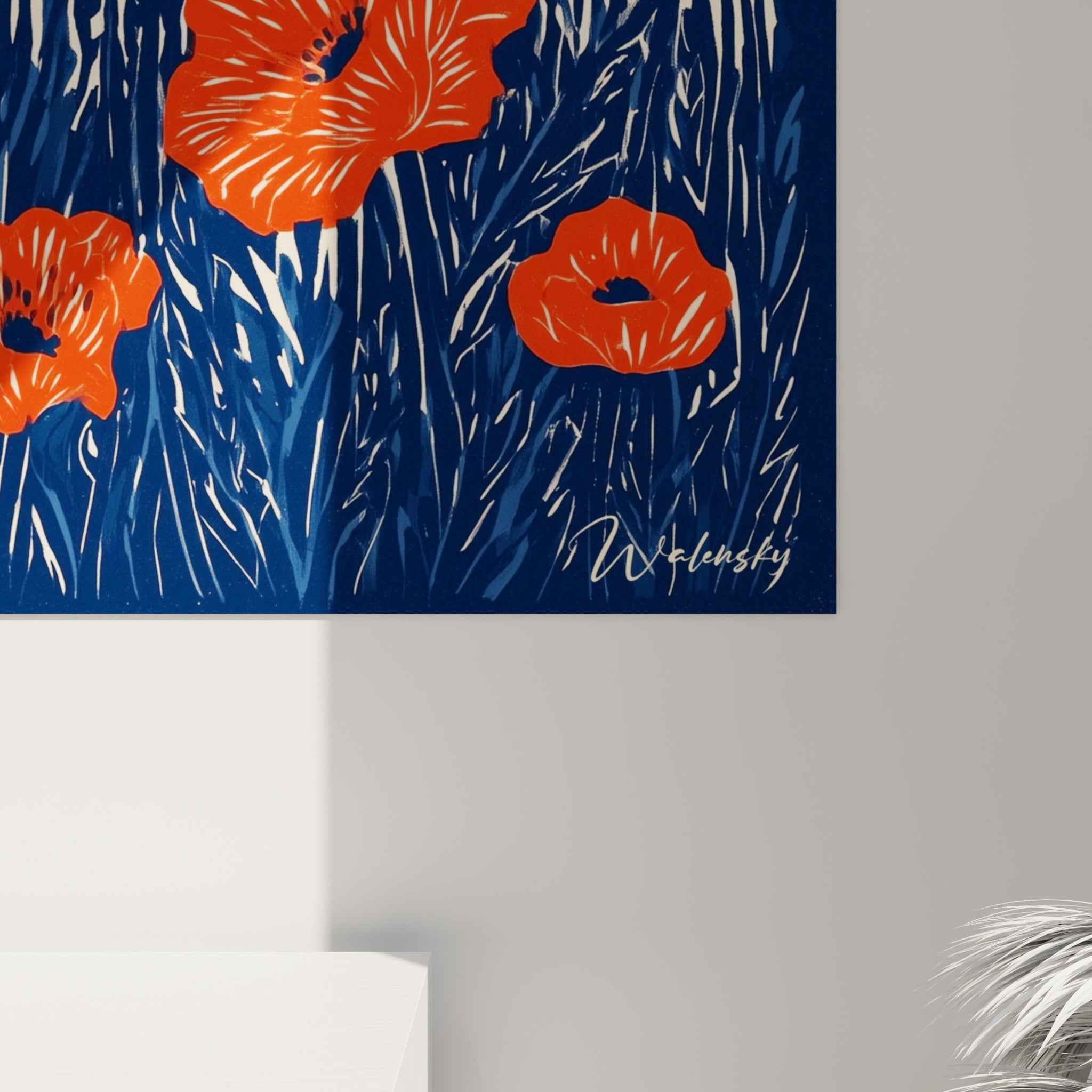 Empâtements du rouge éclatant des pétales de coquelicot contre le grain bleu marine des tiges gravées