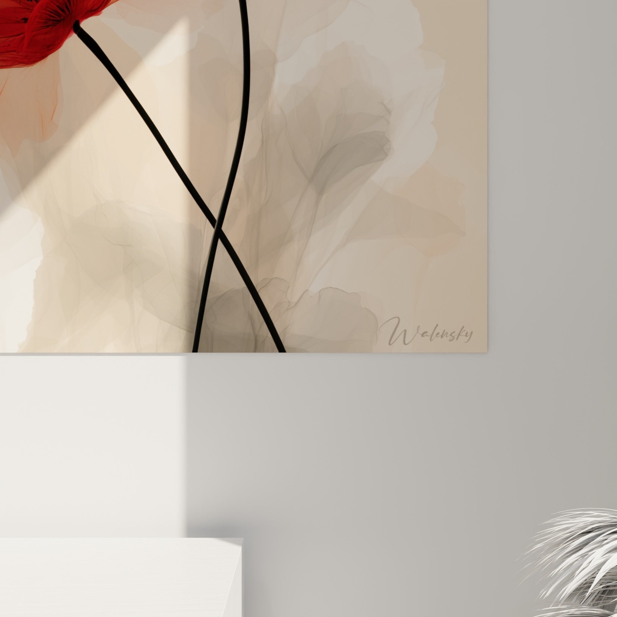 Détail des pétales fins rouge et corail du coquelicot avec veinures fines et cœur noir intense
