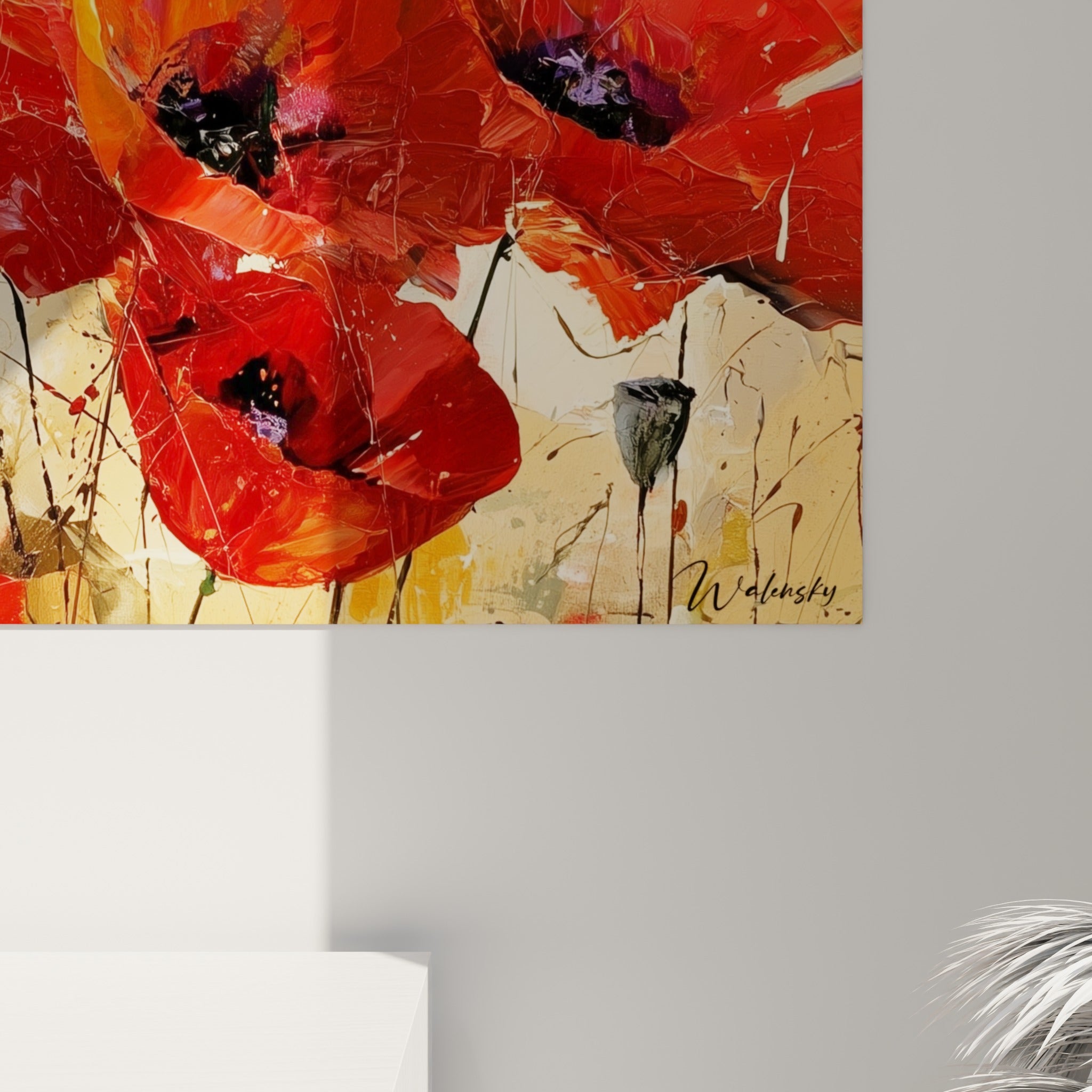 Empâtements de peinture rouge et orangé, coulures dorées et grain texturé visibles de près sur ce coquelicot