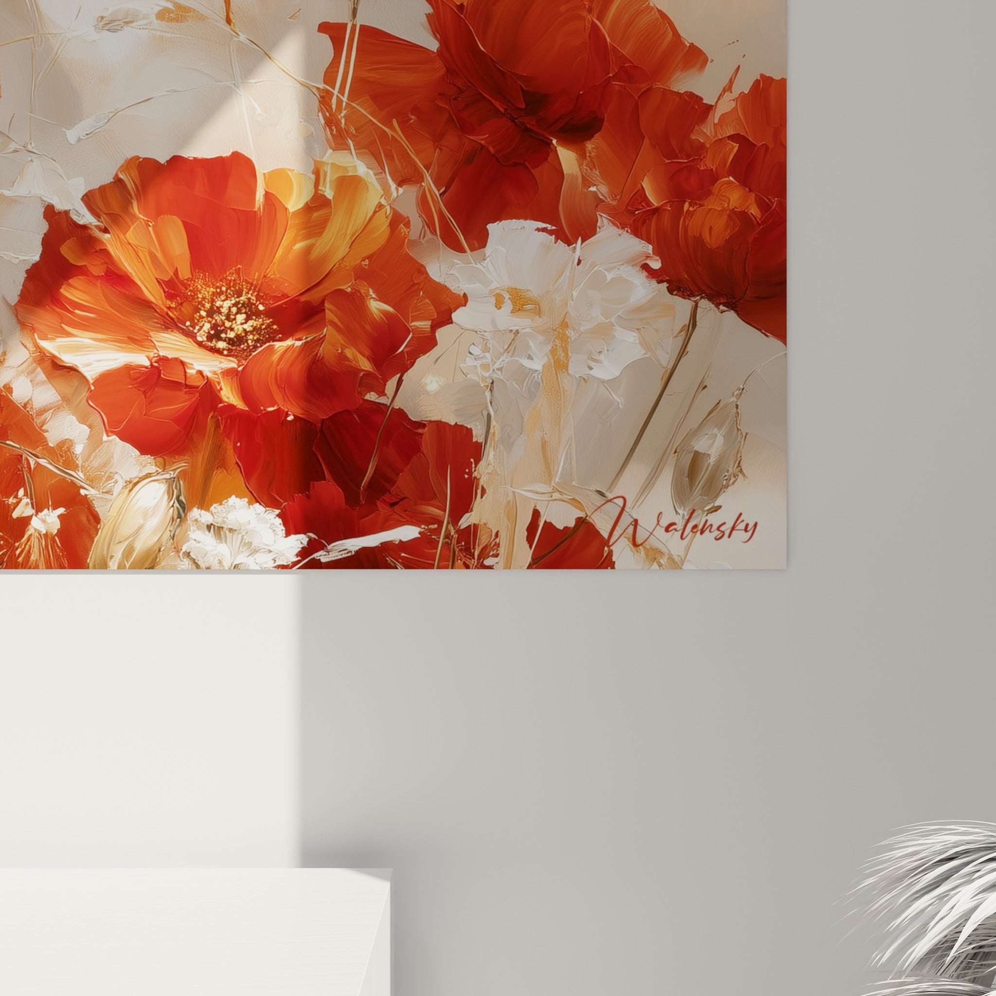 Pétales rouges et orangés du coquelicot montrant empâtements épais et coulures dorées sur fond beige diffus