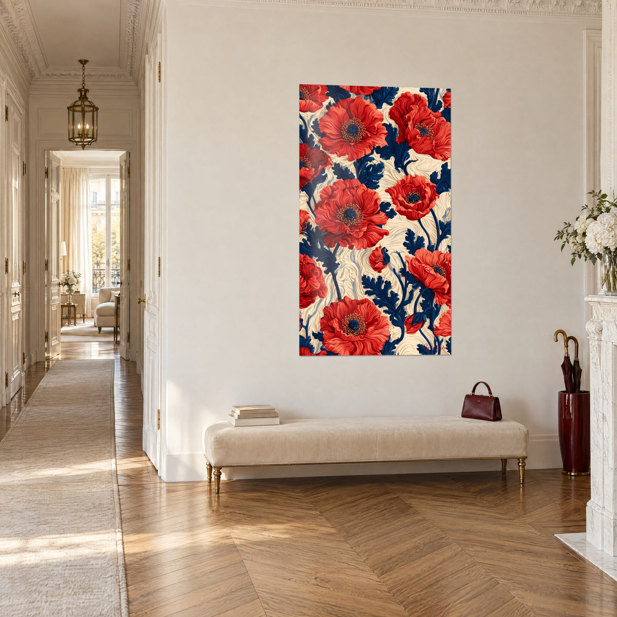 Quadro fioritura di papaveri rossi con cuori blu notte su fondo avorio, panca beige e parquet, corridoio in stile haussmanniano