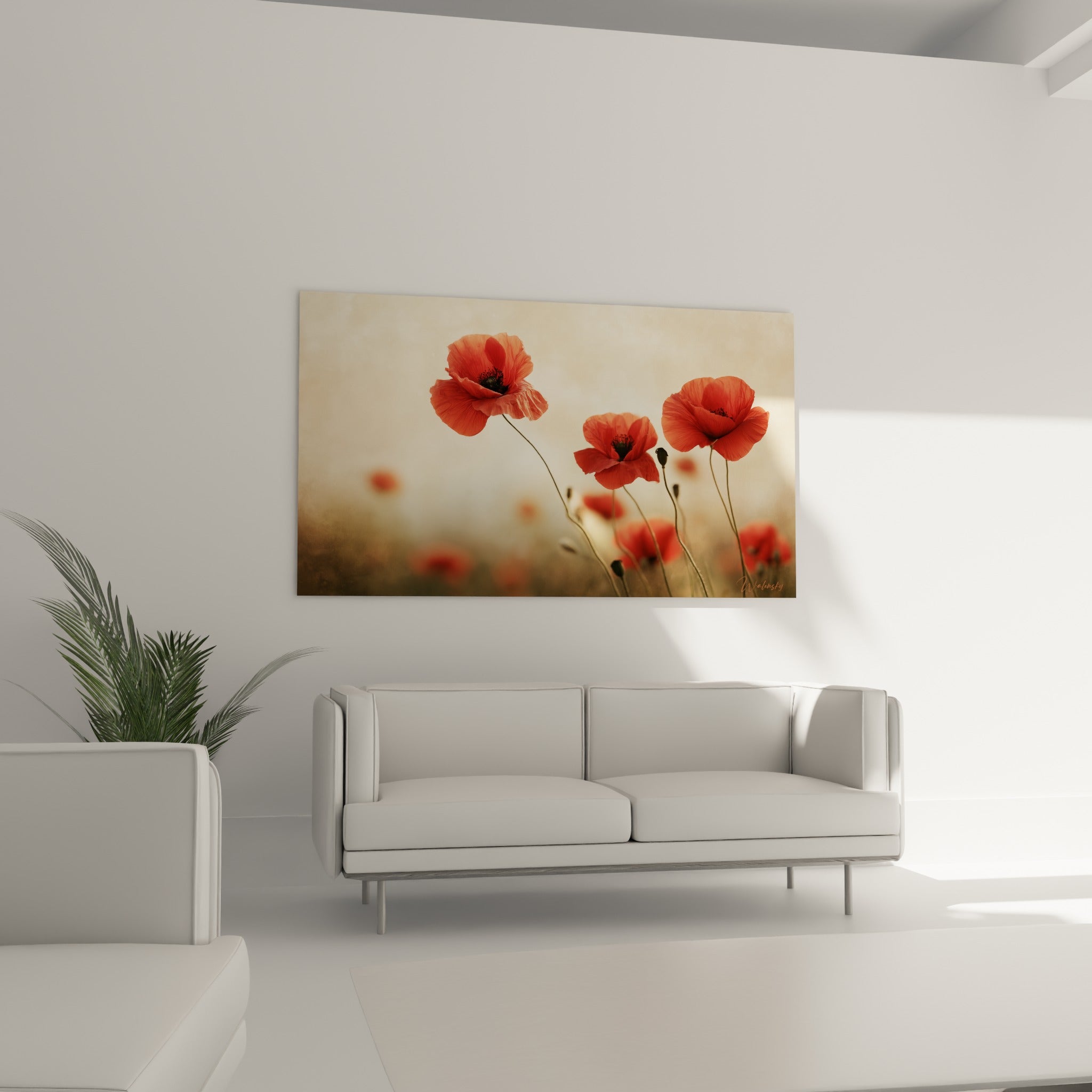 Bouquet de coquelicots écarlates aux tiges graciles accroché au-dessus d'un canapé dans un salon lumineux