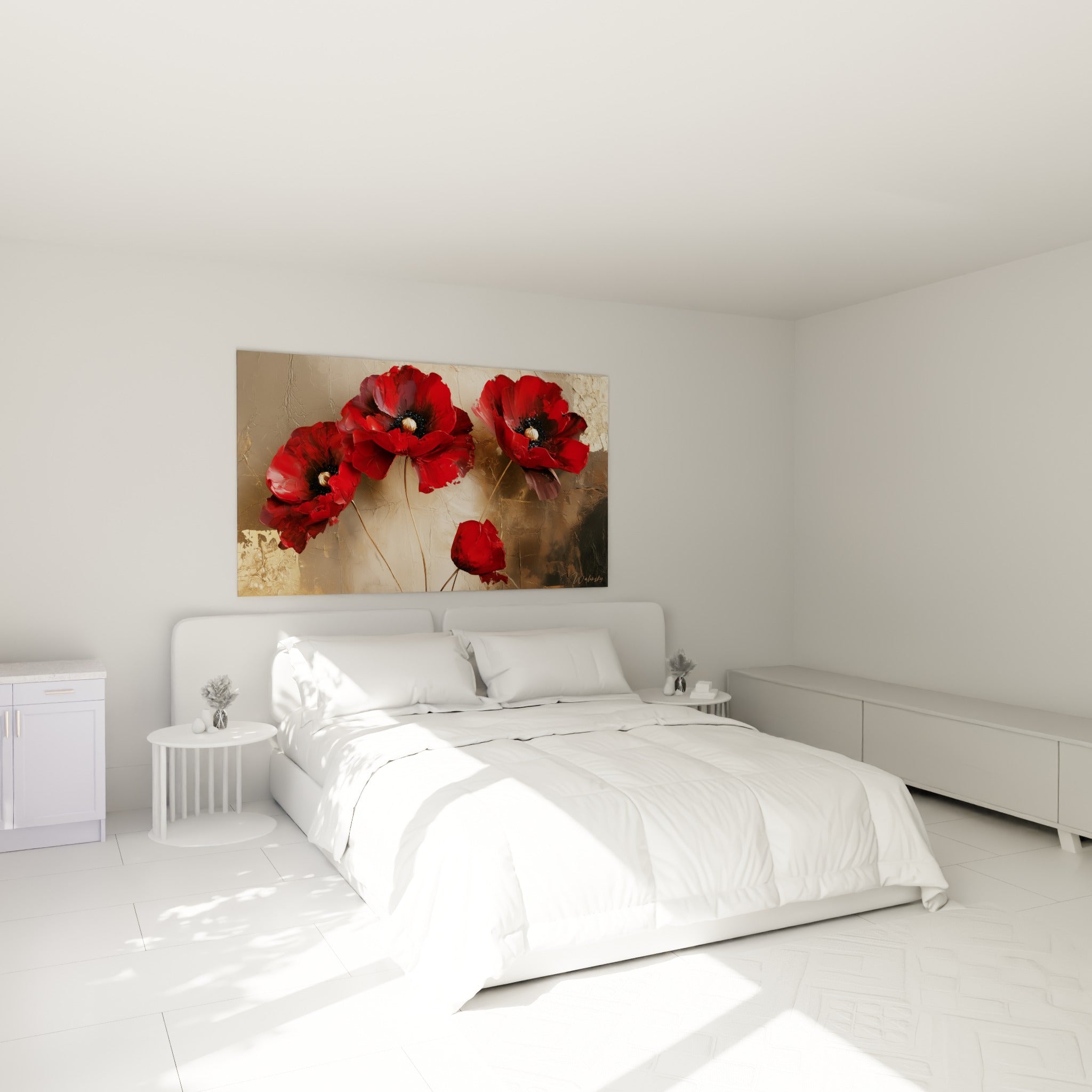 Fleurs de coquelicot rouge carmin et or accrochées au-dessus d'un lit dans une chambre claire