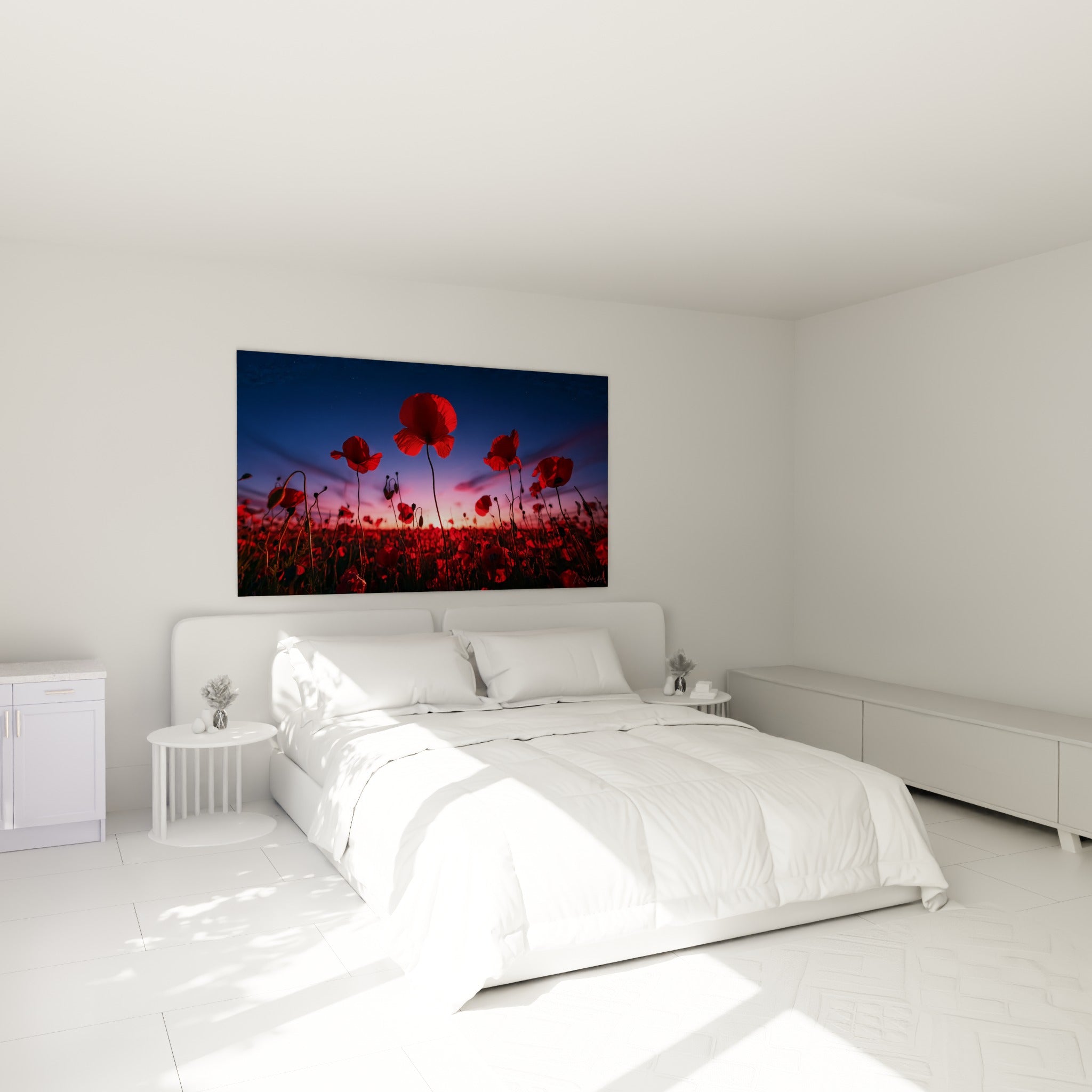 Coquelicots rouges illuminés par un crépuscule violet et rose, accrochés au-dessus d'un lit dans une chambre claire