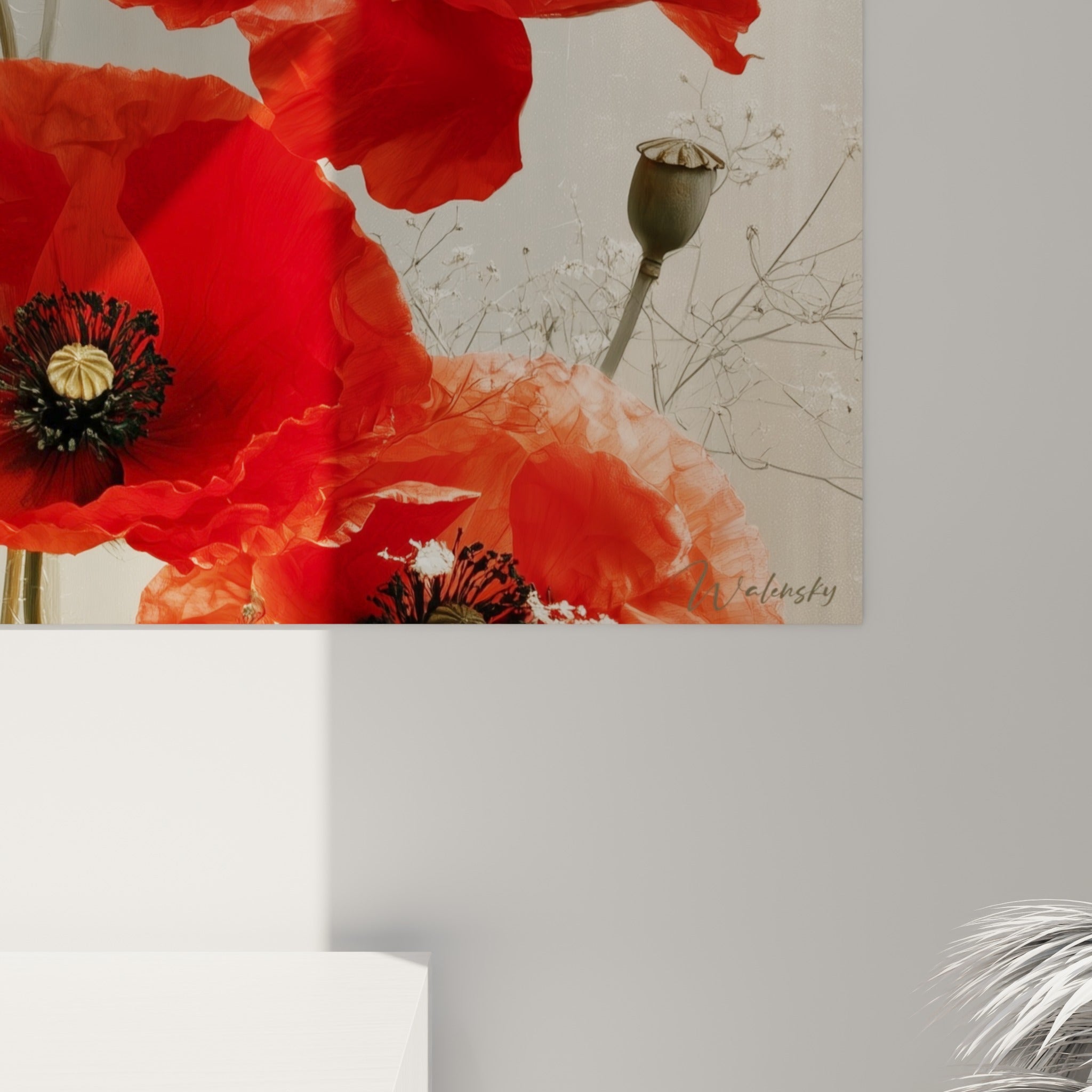 Détail des nervures rouges et du grain du pétale de coquelicot contre le fond gris brossé