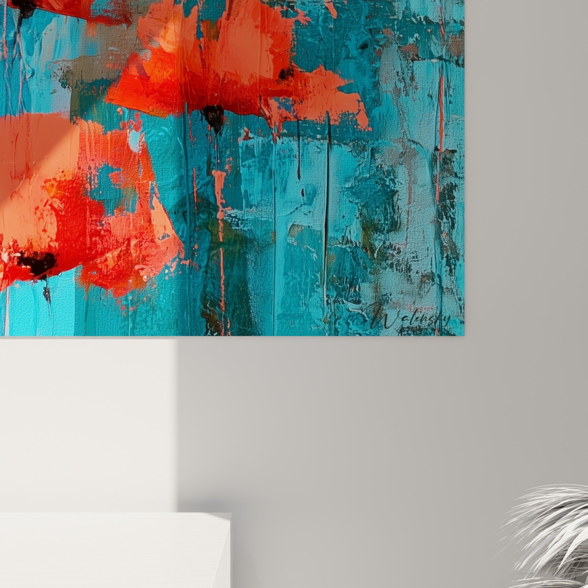 Empâtements de peinture rouge et coulures turquoise révélant le grain épais du coquelicot en gros cadrage