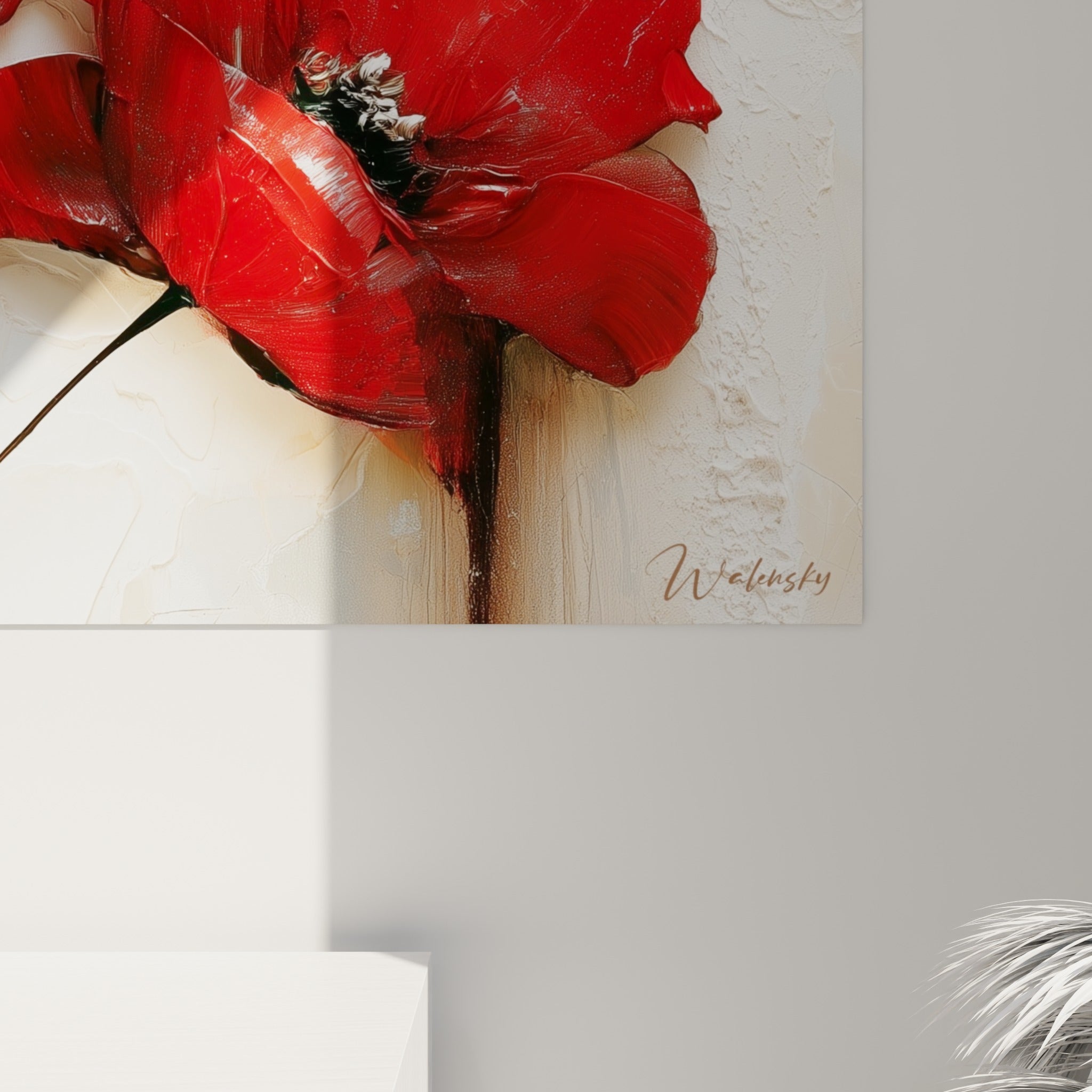 Empâtements rouges épais et coulures blanches révèlent la matière du coquelicot en gros plan sur la toile.