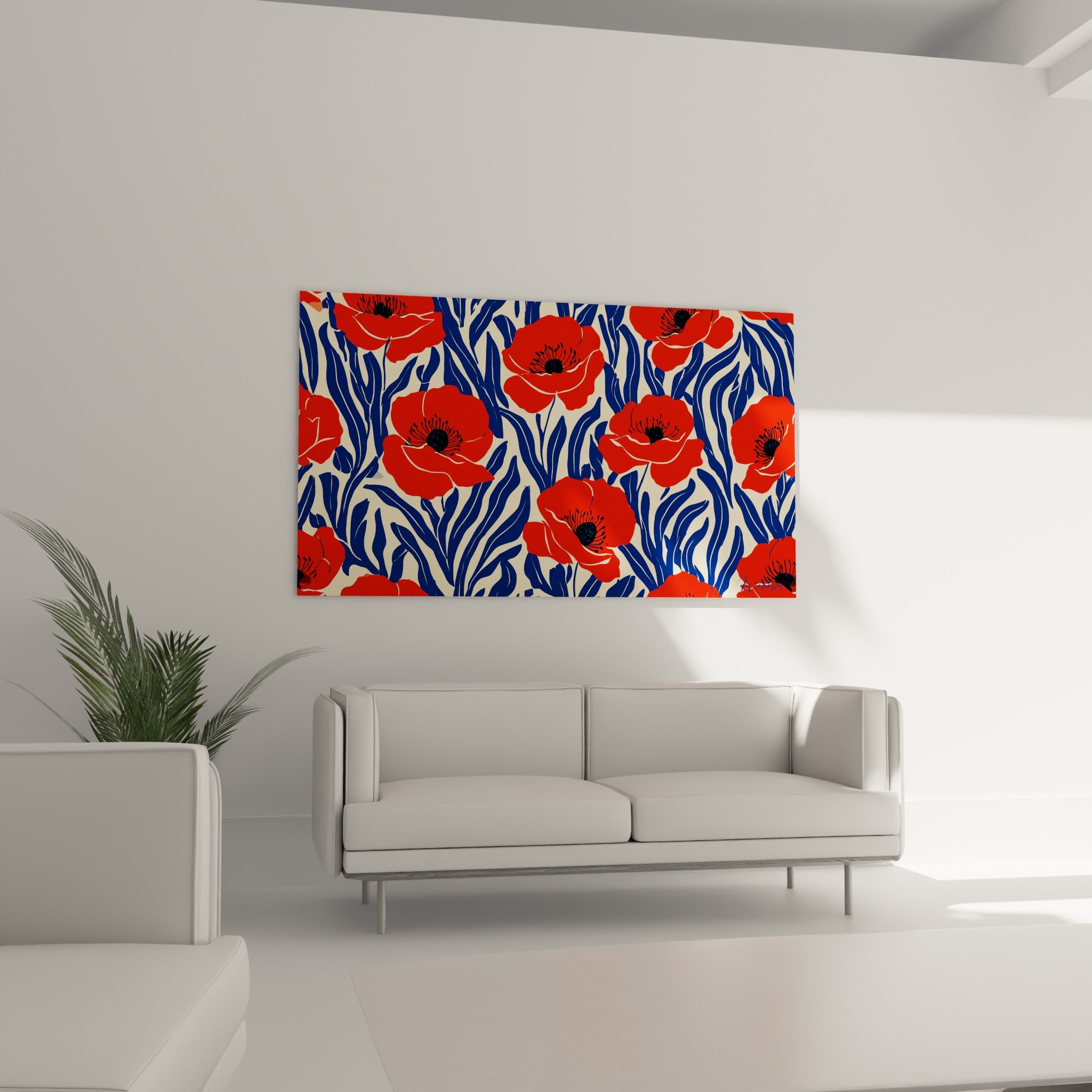 Motif floral rouge et bleu marine de coquelicots stylisés au-dessus d'un canapé dans un salon lumineux
