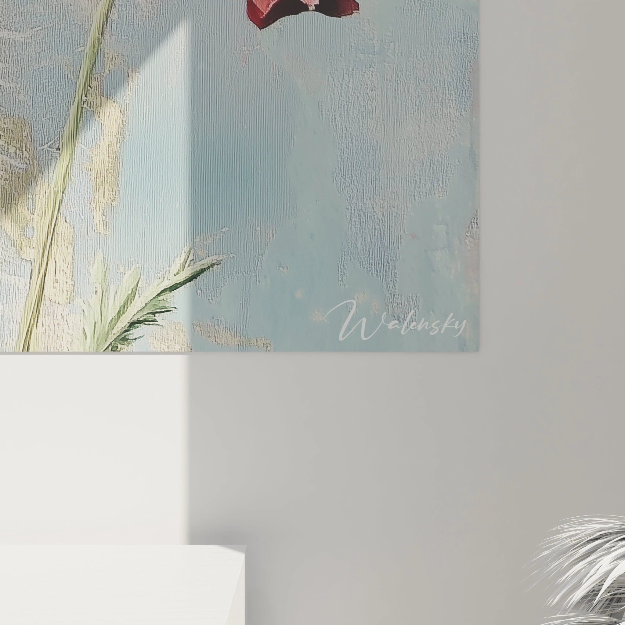 Une Ćuvre de tableau coquelicot nature reprĂ©sentant des coquelicots aux pĂ©tales rouges dĂ©taillĂ©s, avec des tiges fines et hĂ©rissĂ©es, sur un fond bleu-gris aux textures lisses et contrastĂ©es.