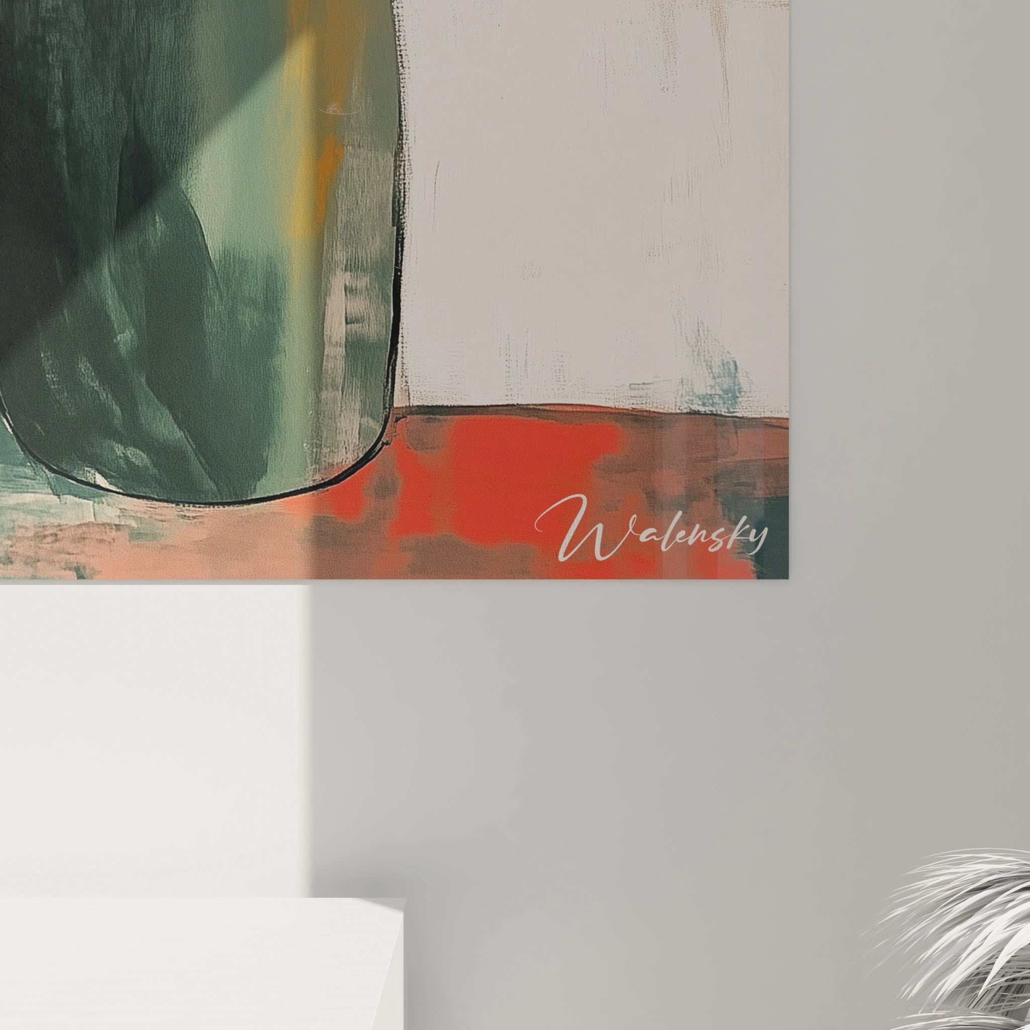 Un tableau coquelicot nature avec une fleur rouge stylisée, sur fond beige nuancé et vase vert sombre. Les coups de pinceau offrent un effet visuel équilibré et structuré.