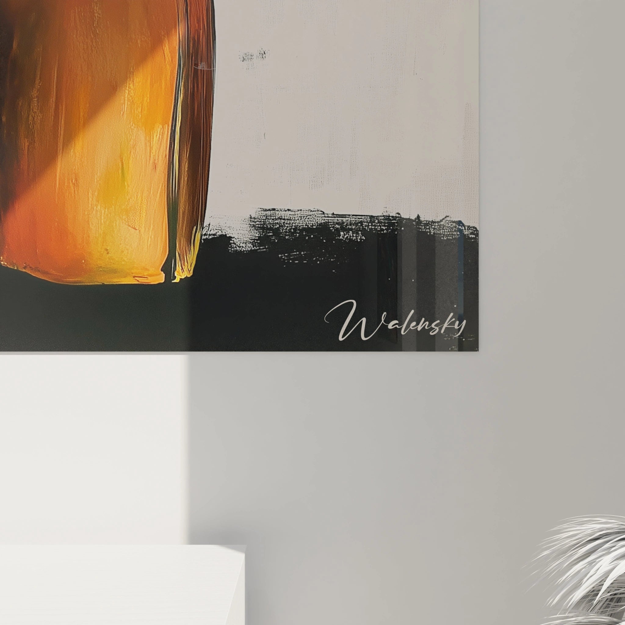 Un tableau coquelicot nature représentant une fleur stylisée rouge, des feuilles vertes et un vase marron, avec des aplats de couleurs et des coups de pinceau visibles sur un fond beige et vert.