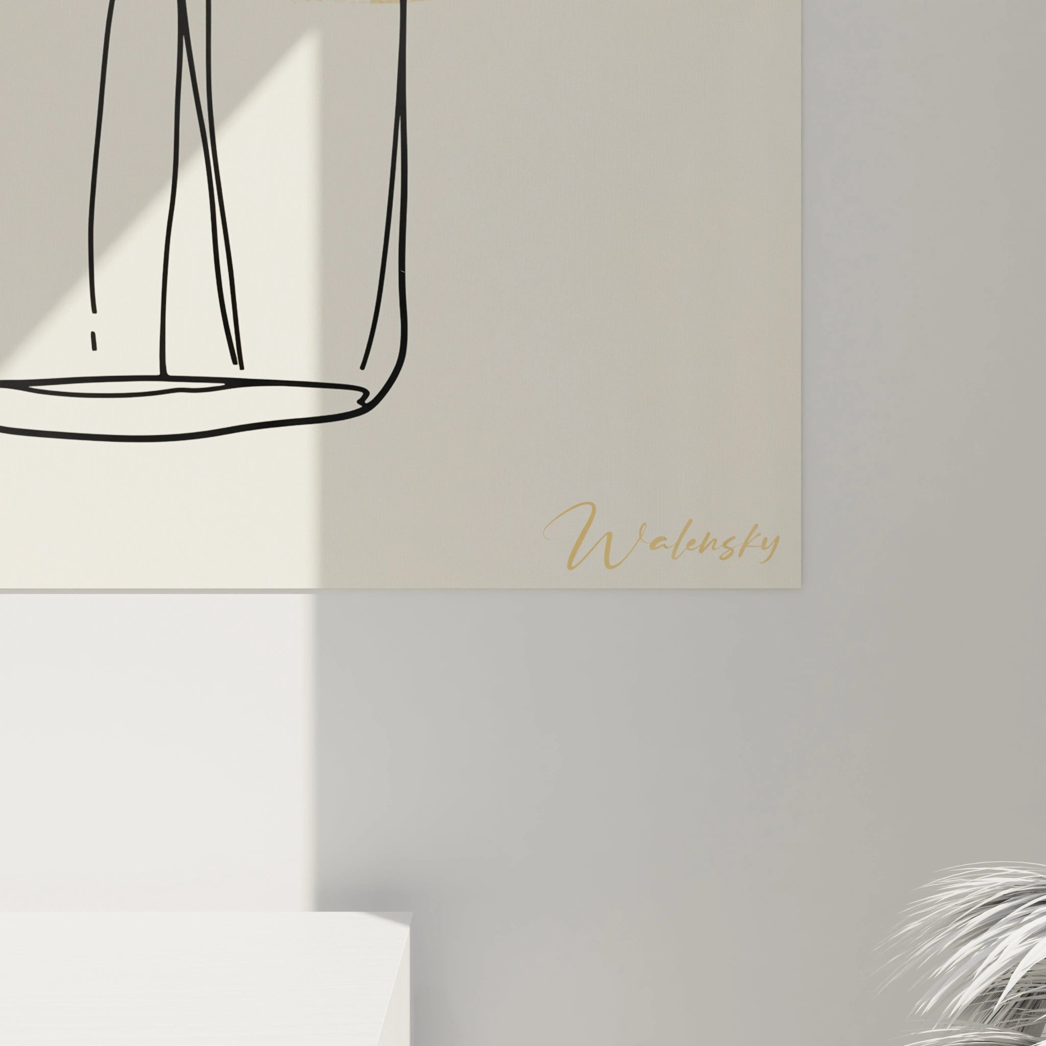 Un tableau coquelicot nature mettant en scÚne une composition minimaliste avec un coquelicot rouge orangé, un vase au trait noir épuré, et un arriÚre-plan texturé aux teintes beige et ocre.