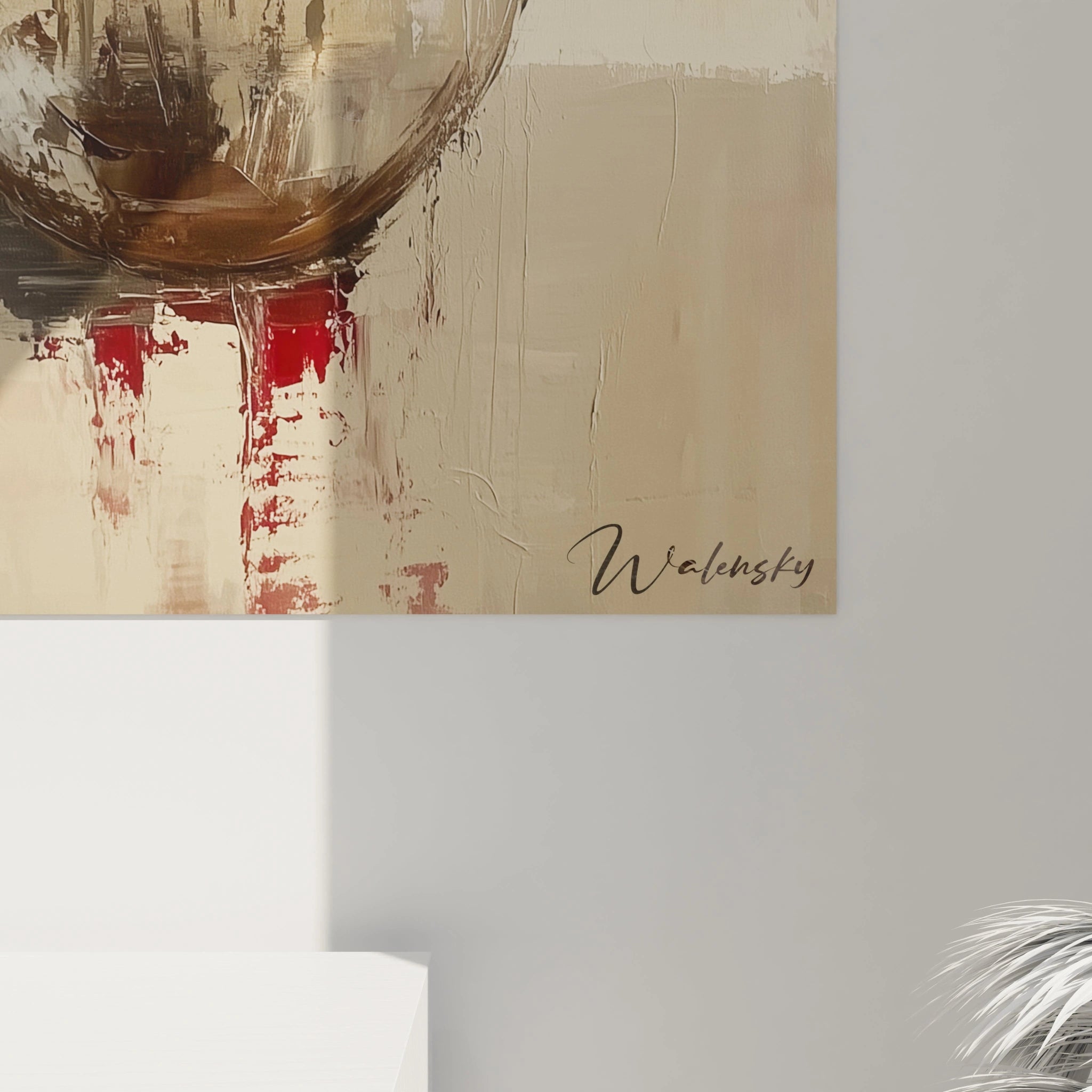 Un tableau coquelicot nature composé de coquelicots rouges aux contours irréguliers, placés dans un vase rond, sur un fond beige et marron texturé avec des touches de peinture visibles.