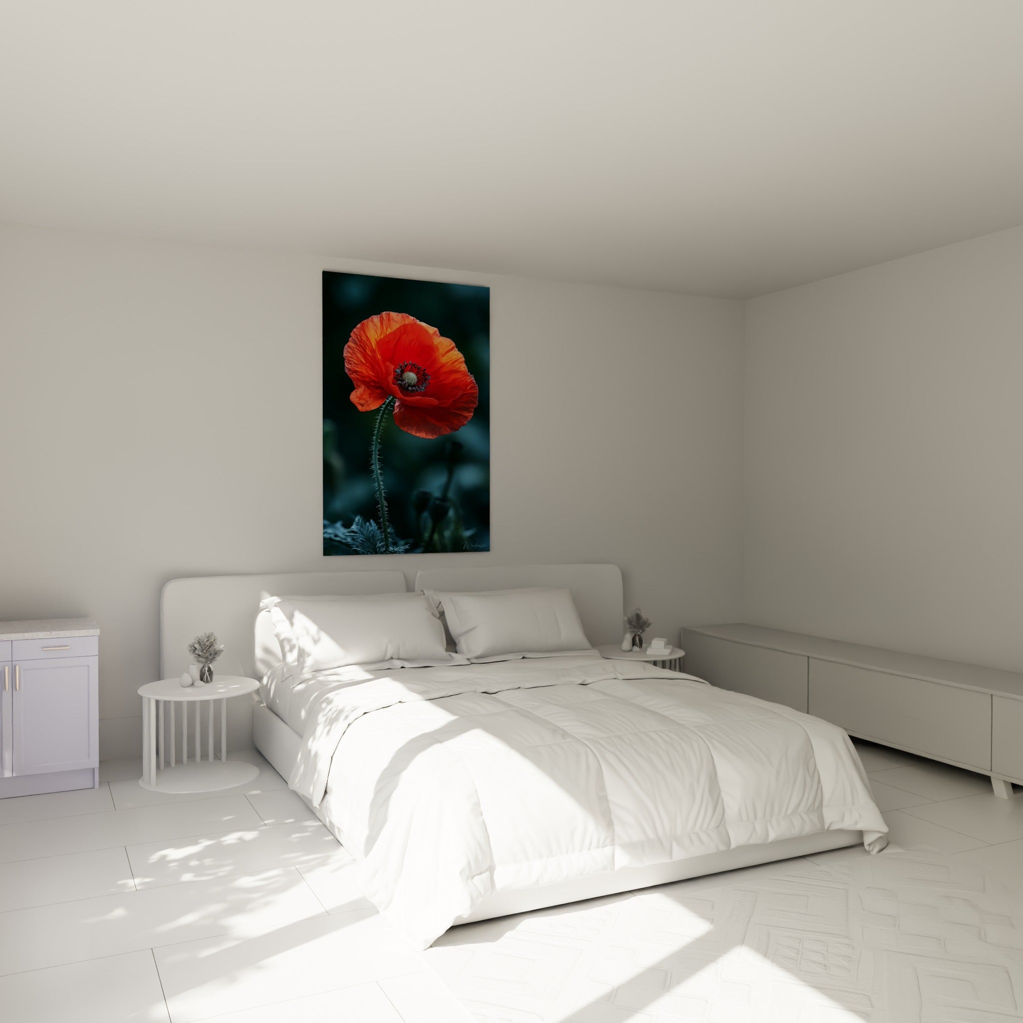 Coquelicot rouge vif à tige velue accroché au-dessus d'un lit dans une chambre claire et épurée