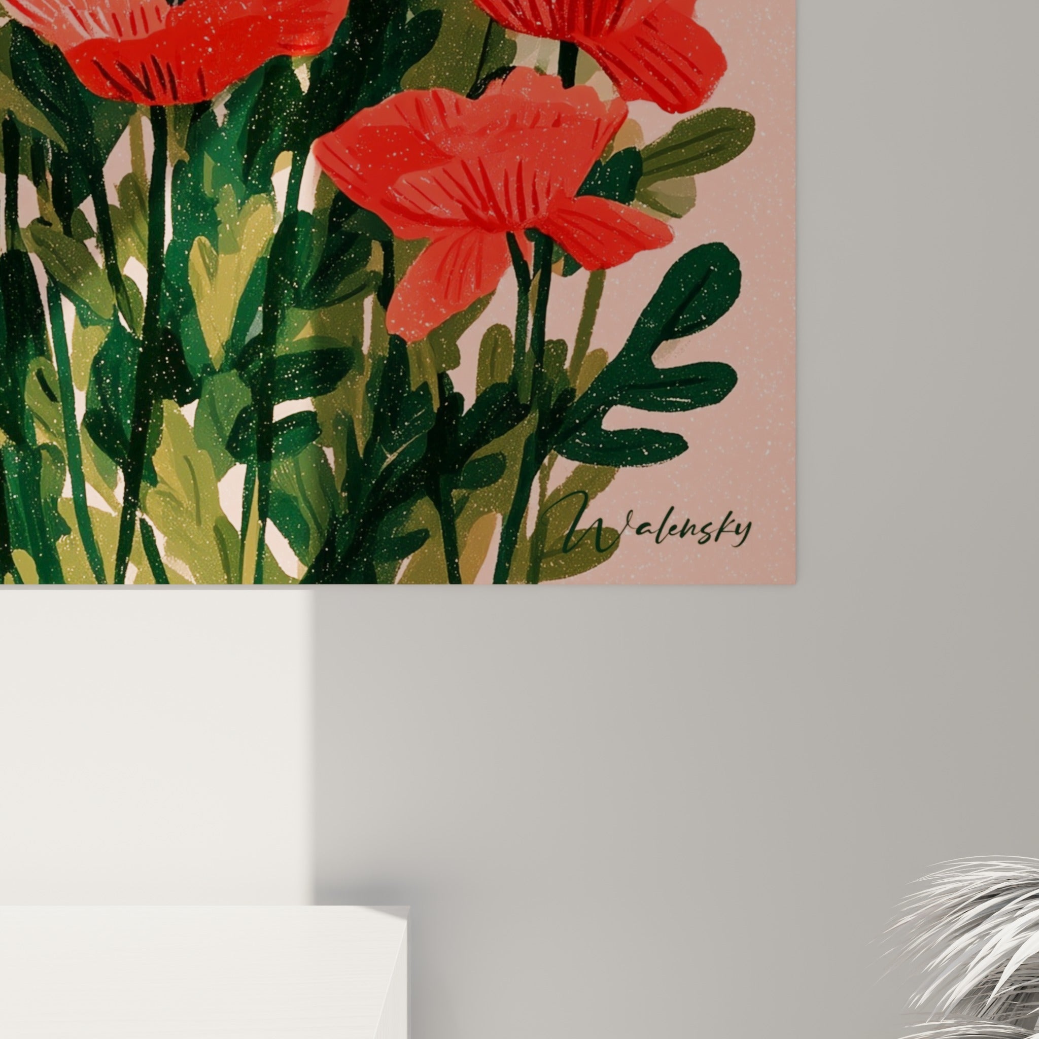 Grain granuleux des pétales rouges et cœurs noirs des coquelicots visibles de près sur fond rosé