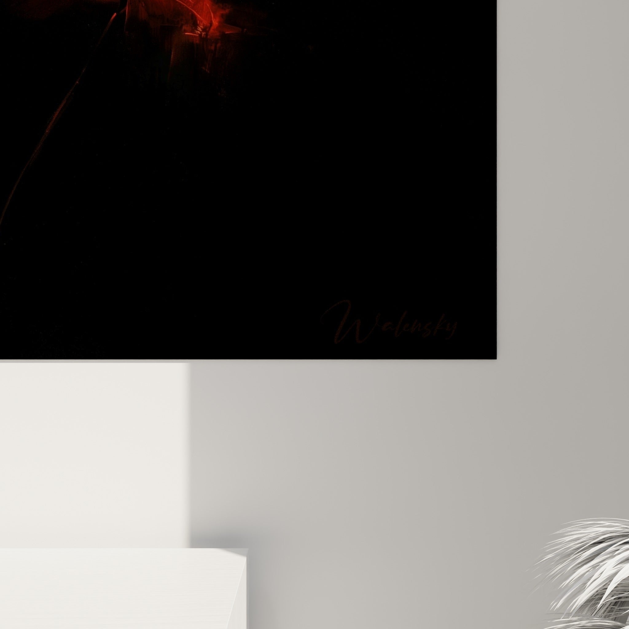 Pétales de coquelicot rouge vif finement texturés contre un noir profond, détail des nuances et de la lumière.