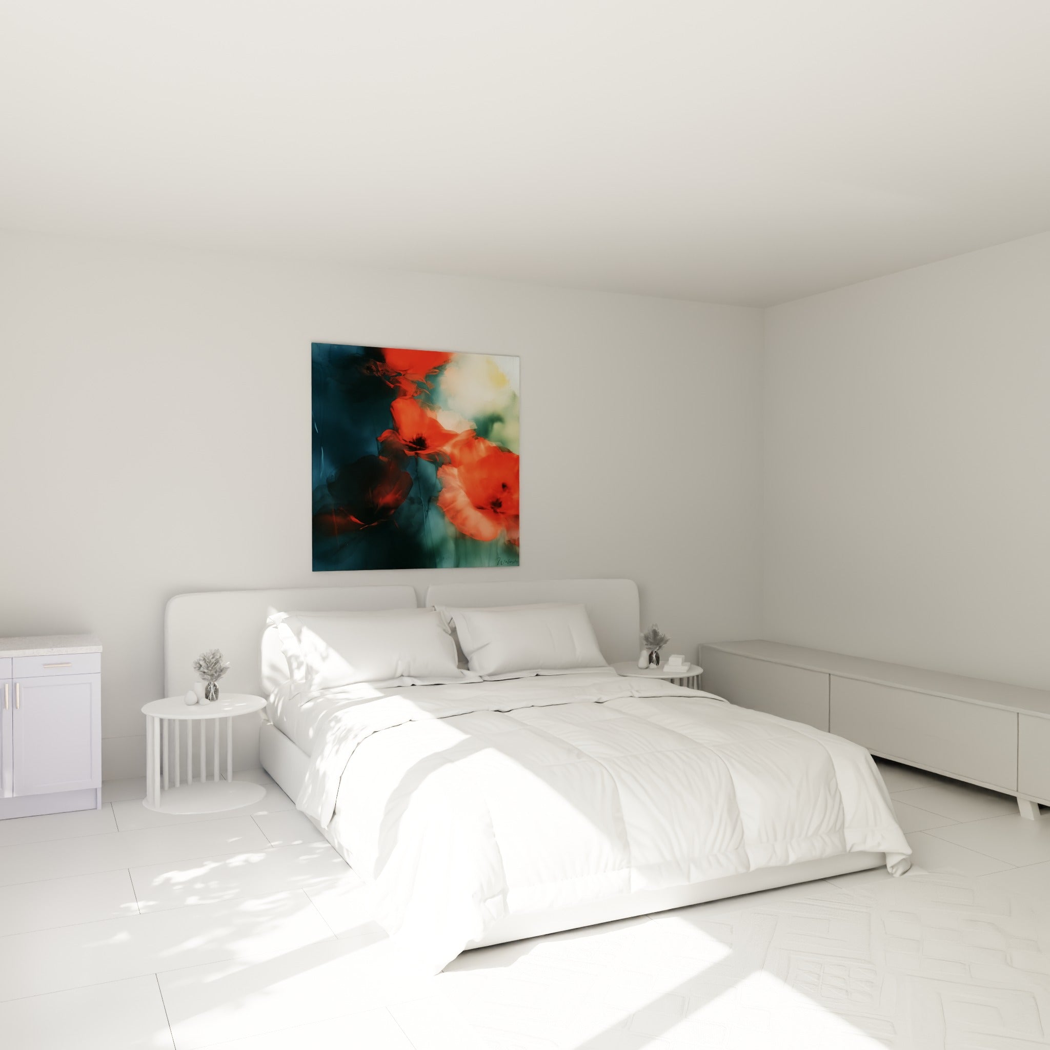 Pétales rouges vaporeux et fond bleu nuit sublimant une œuvre florale au-dessus d'un lit dans une chambre claire