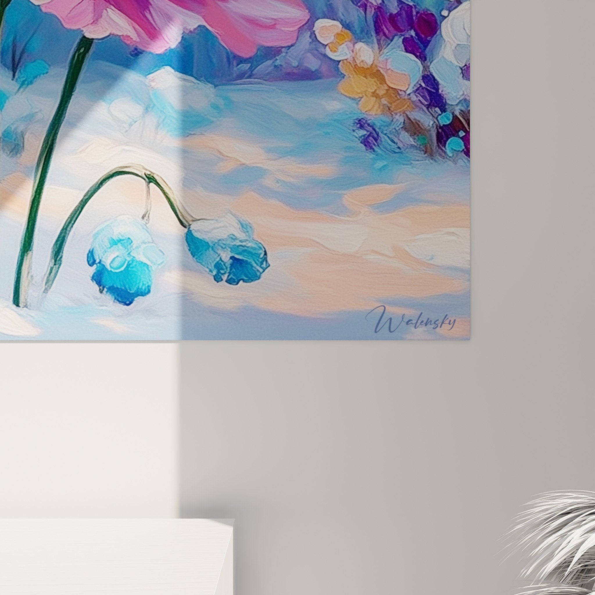 Vue d'ensemble du tableau floral coquelicot rose dans salon lumineux avec décoration épurée