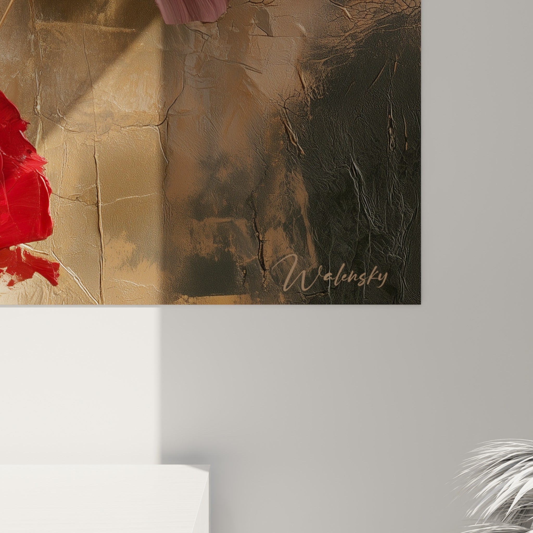 Empâtements de peinture rouge et dorée révélant la texture craquelée du fond beige et brun du tableau coquelicot