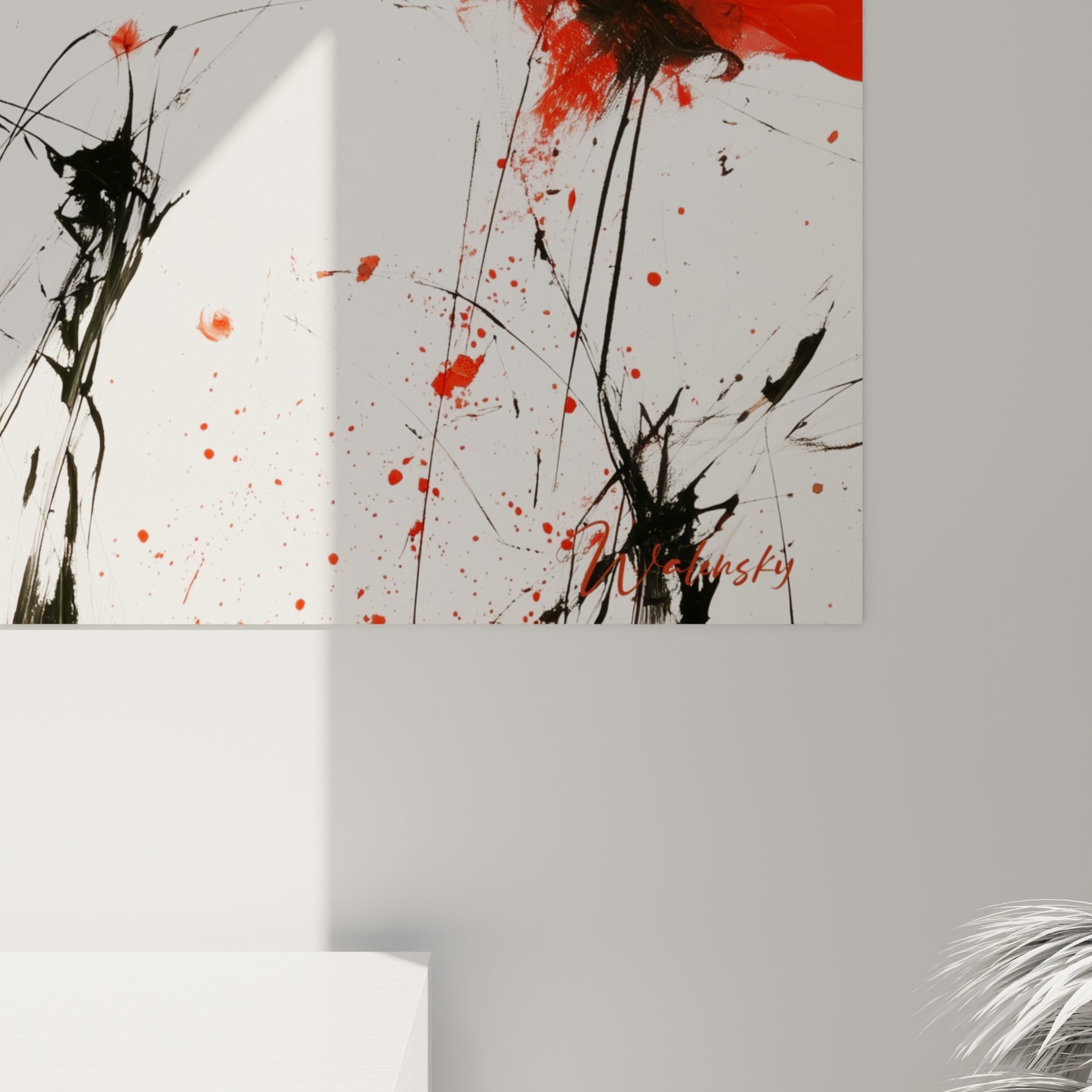 Matière picturale des pétales rouge coquelicot, coulures noires et grain de peinture visibles de près