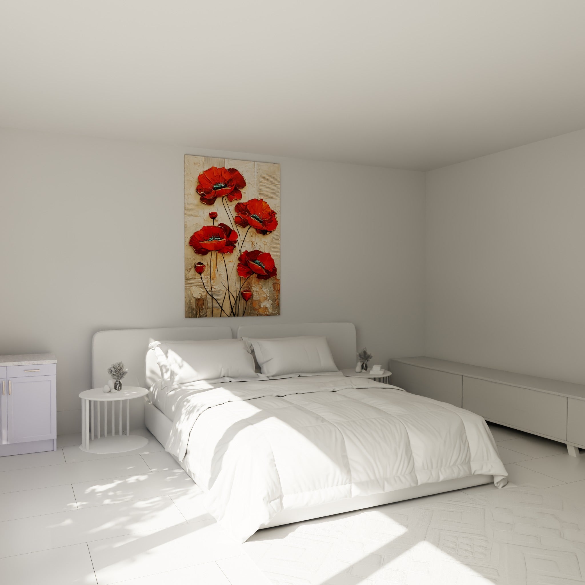 Pétales rouge écarlate et tiges noires du coquelicot au-dessus d'un lit dans une chambre claire