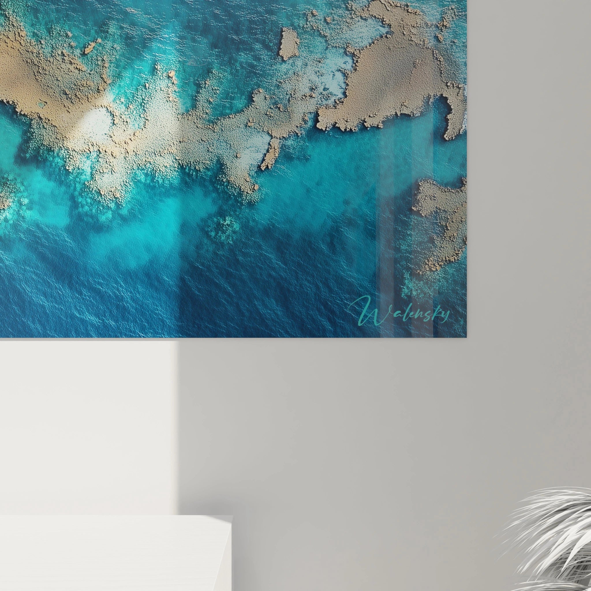 Tableau côtier capturant une perspective aérienne de bancs de sable beige émergents dans un océan aux teintes variées de turquoise et bleu marine, formant un patchwork naturel de textures aquatiques et terrestres aux contours organiques.