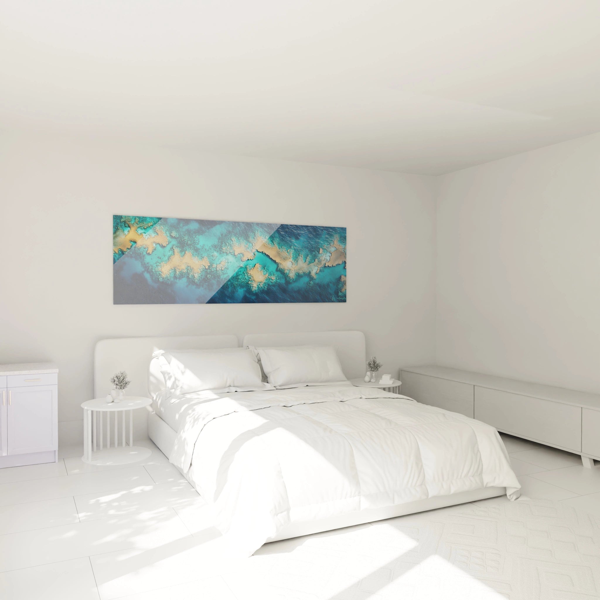 Tableau marin montrant l'interaction entre sable doré et eau turquoise vue du ciel, avec des formations coralliennes aux contours sinueux, des dégradés de bleu révélant les différentes profondeurs, et des textures granuleuses capturant la lumière.