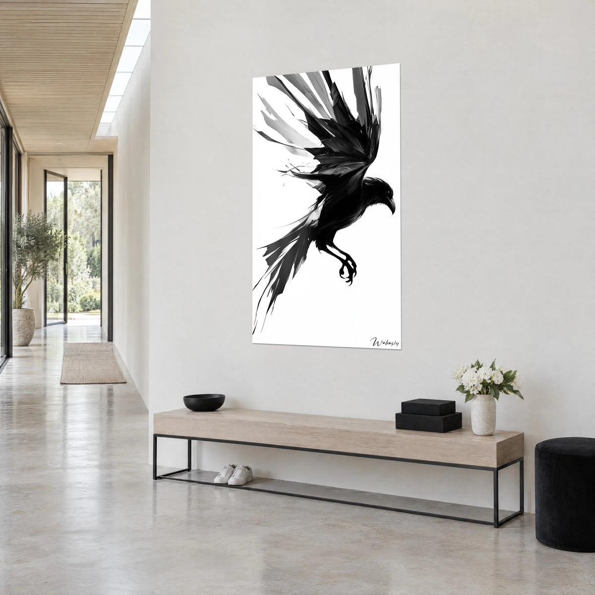 Gemälde Greifvogel in schwarzer Tinte, angespannte Krallen und zerzauste graue Perlfedern, an weißer Wand neben einem Glasflur