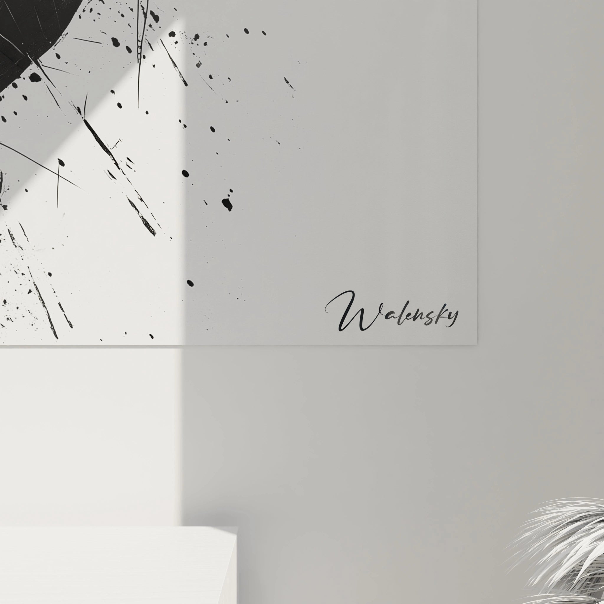 Un tableau corbeau minimaliste aux contrastes marqués. L'oiseau noir est représenté en plein essor, son corps parfaitement défini tandis que ses plumes semblent exploser en traits dynamiques et en éclaboussures d'encre sur fond blanc.